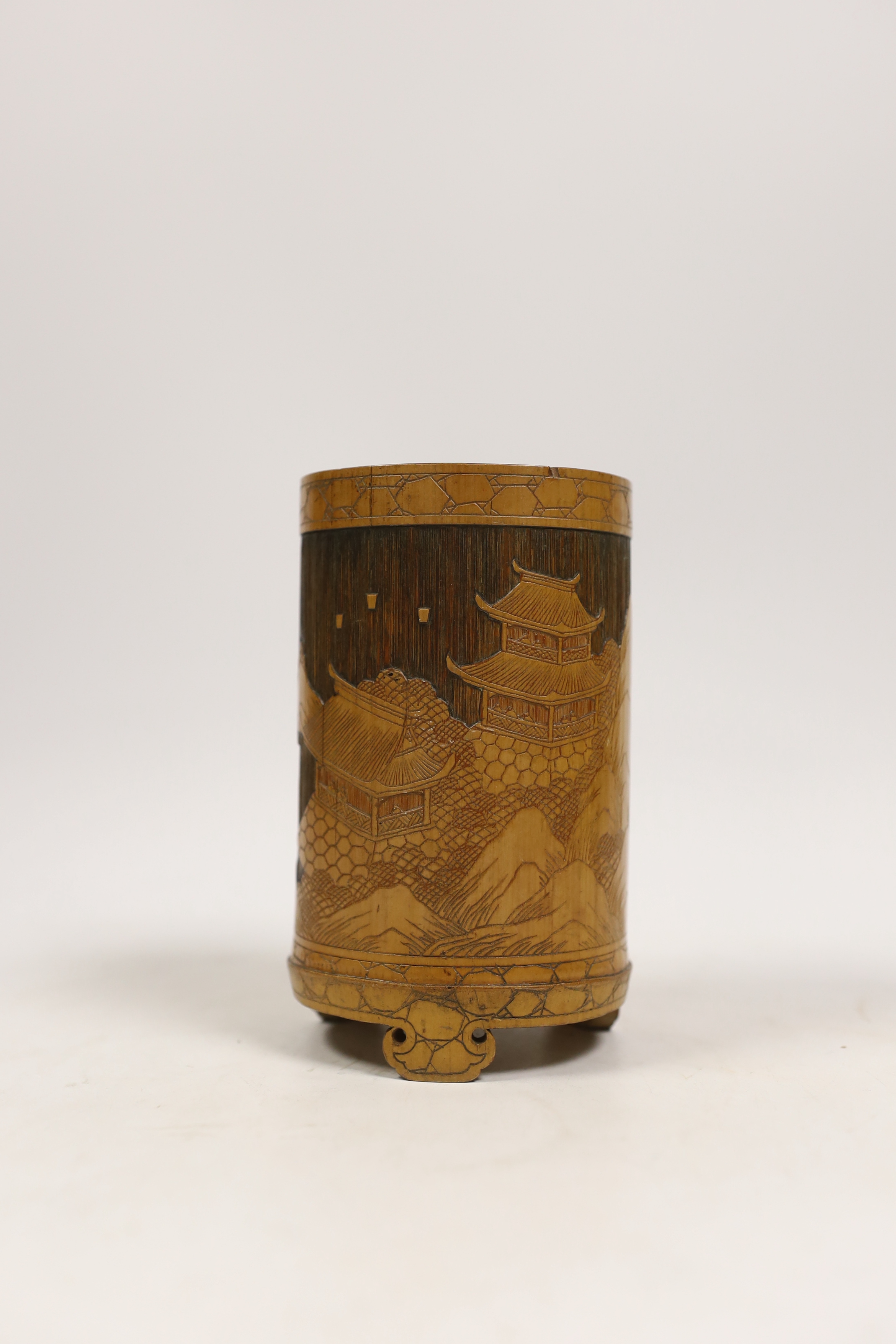 A Japanese bamboo brushpot carved with mountains and pagodas, 13cm high - Bild 2 aus 4