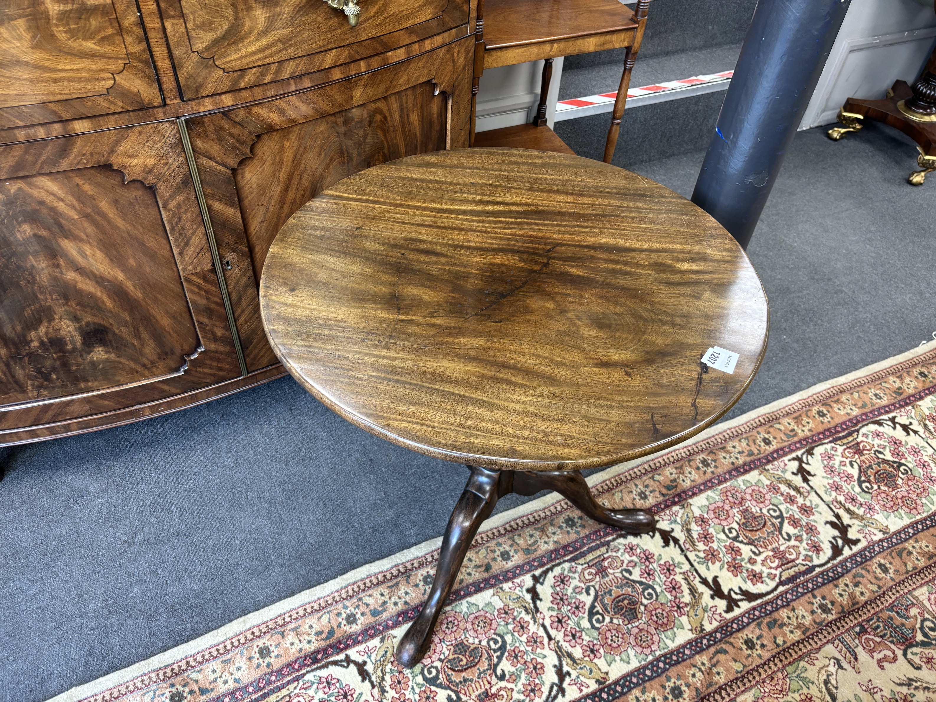 A George III circular mahogany birdcage action tilt top tea table, diameter 70cm, height 70cm - Bild 2 aus 2