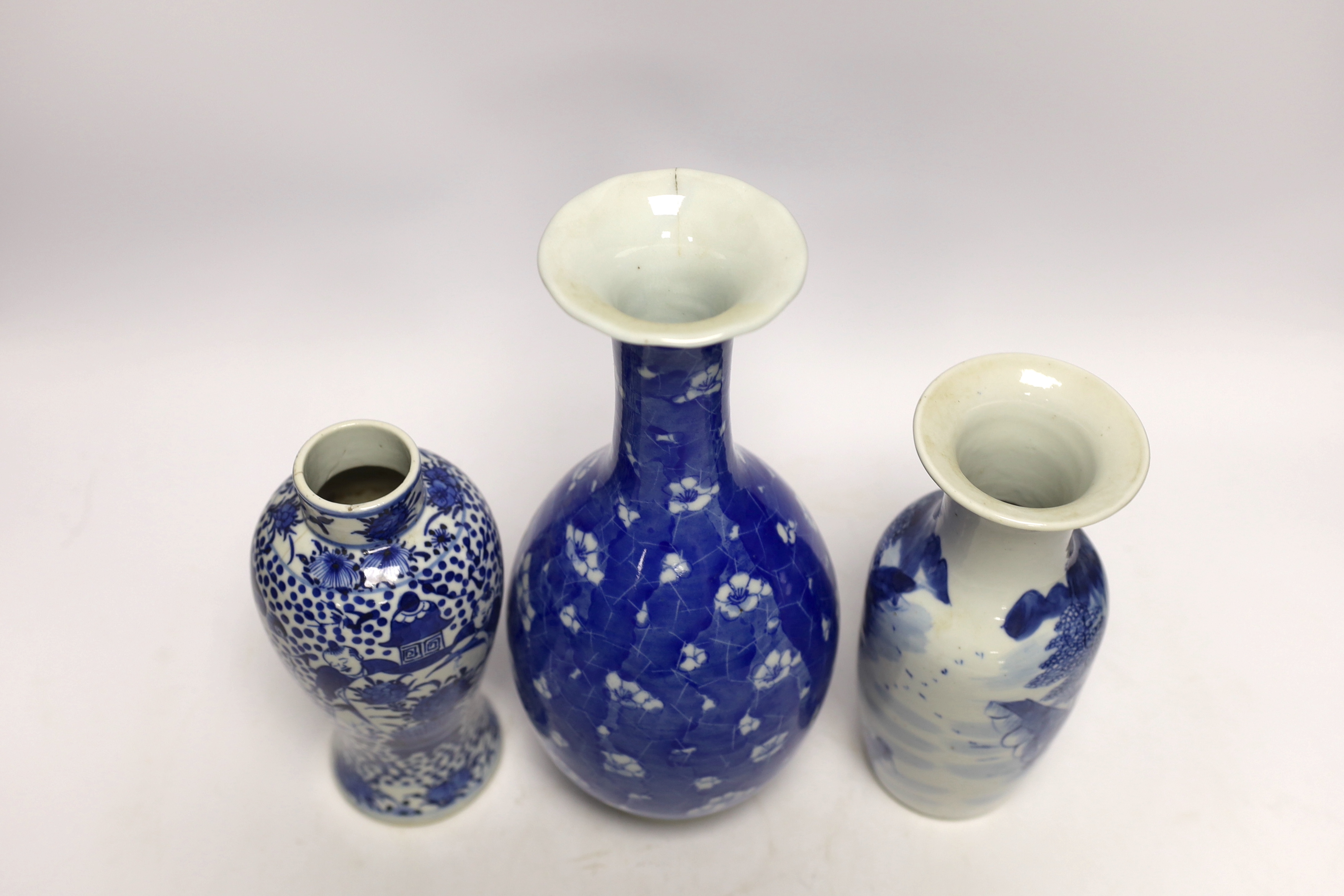 Seven Chinese or Japanese blue and white vases, late 19th/early 20th century, largest 27cm high - Bild 5 aus 6
