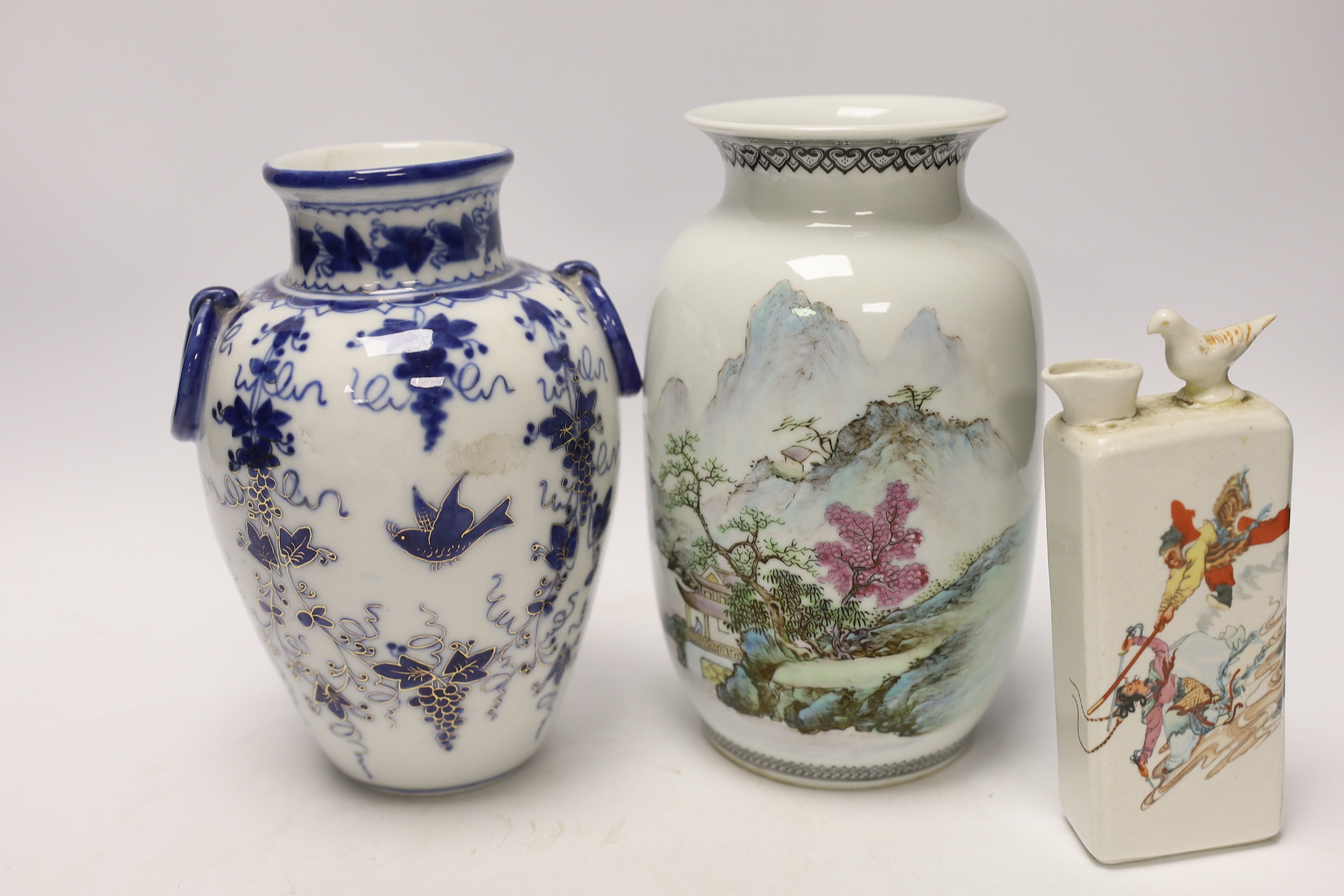 A collection of Chinese and Japanese ceramics, including a blue and white prunus flower baluster - Bild 6 aus 7