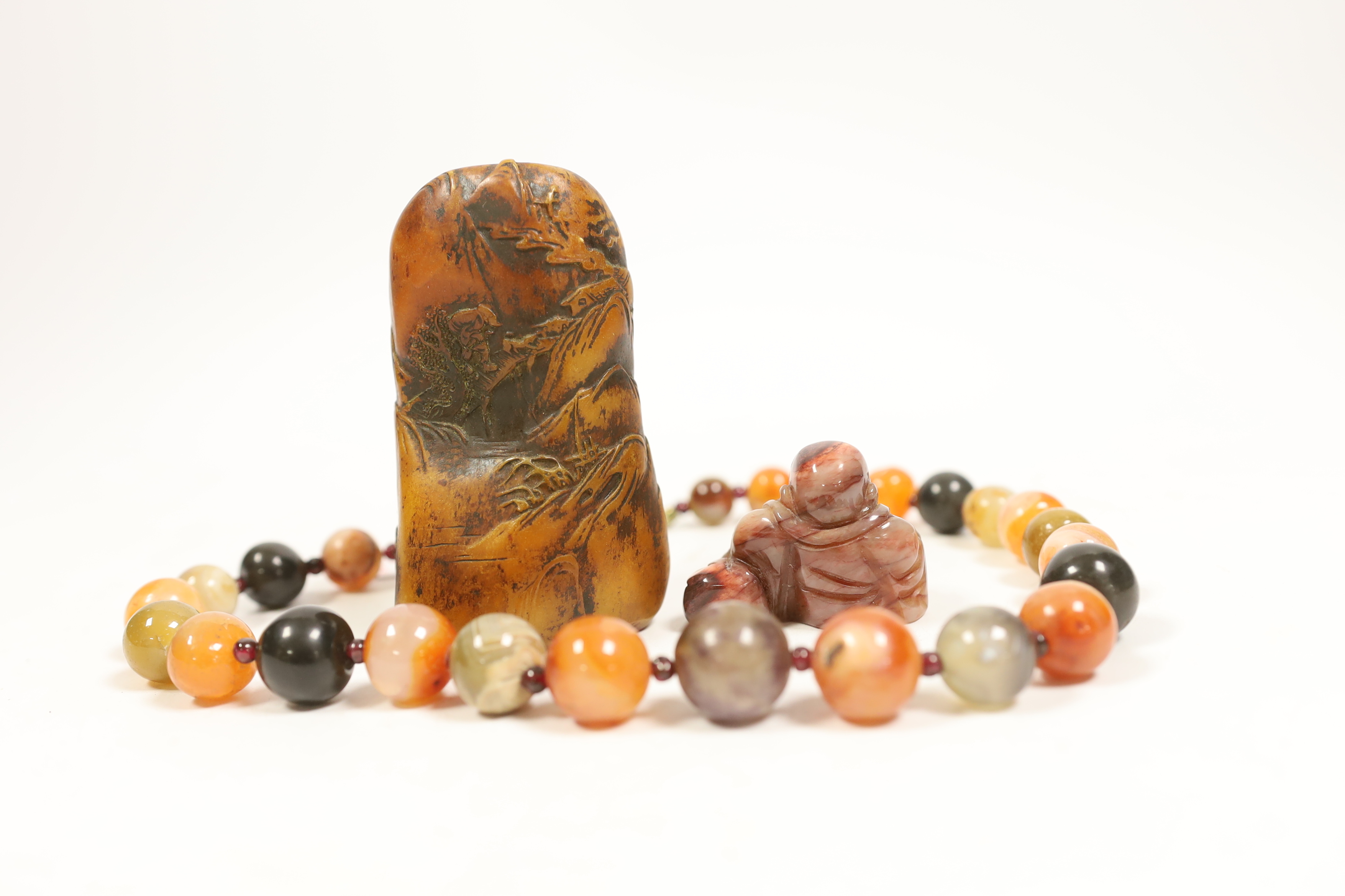 An agate bead necklace, a Chinese soapstone seal and a miniature carved agate Buddha, 4cm - Image 4 of 4