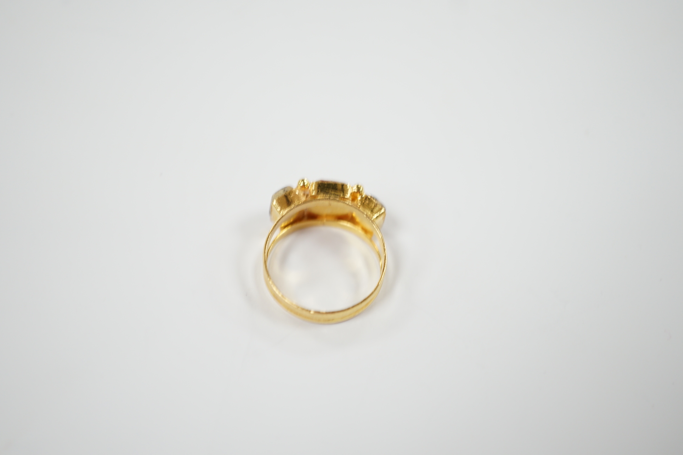 A continental yellow metal (stamped 875) and three stone hardstone set ring, size Q, gross weight - Image 3 of 4