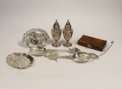 Small silver including a pair of Edwardian silver pepperettes, London, 1906, two continental