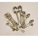 Assorted silver flatware, including a set of five early 19th American fiddle pattern teaspoons by D.