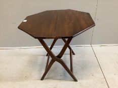 An Edwardian octagonal mahogany folding coaching table, width 68cm, height 67cm
