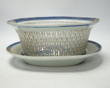 A Chinese export blue and white pierced dish, on stand, Qianlong, largest 28cm wide