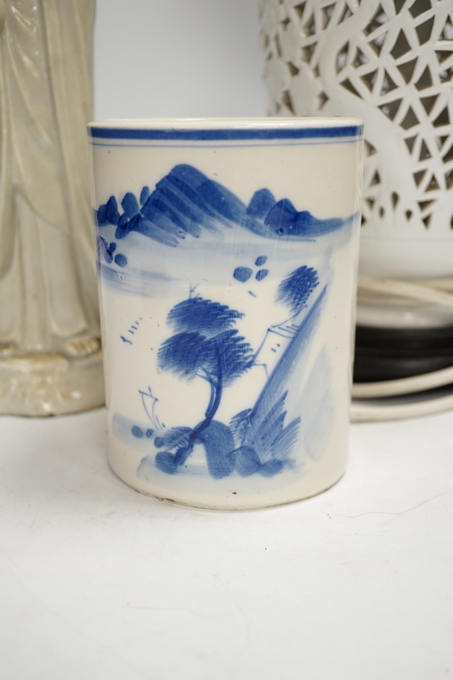 Chinese ceramics comprising blue and white brush washer, a blanc de chine pierced table lamp and - Image 3 of 5