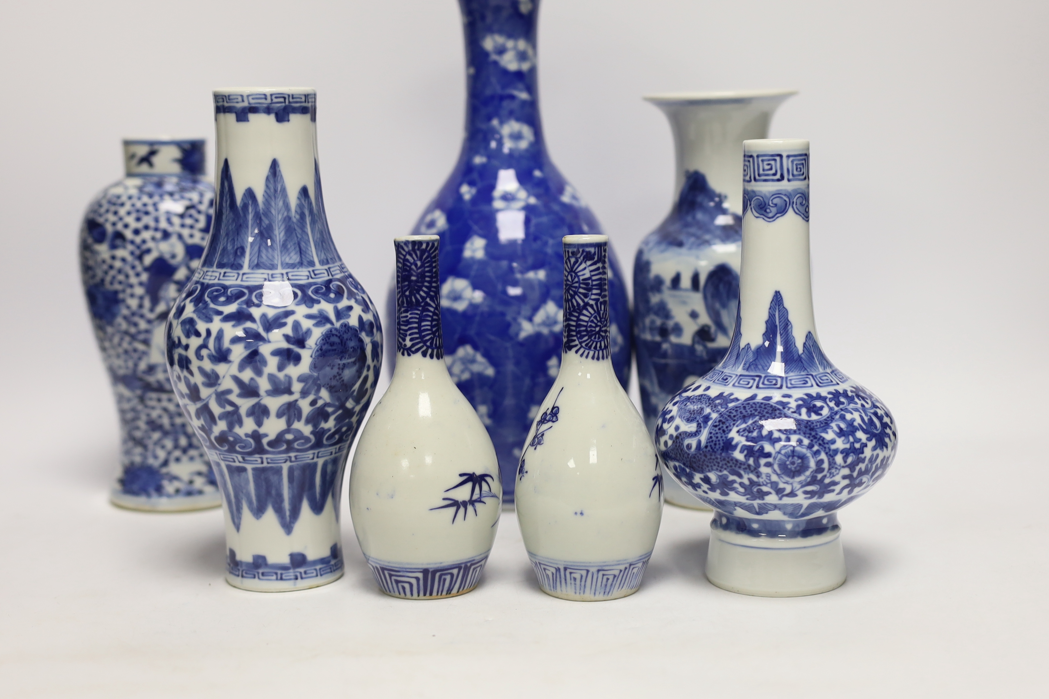 Seven Chinese or Japanese blue and white vases, late 19th/early 20th century, largest 27cm high - Bild 2 aus 6