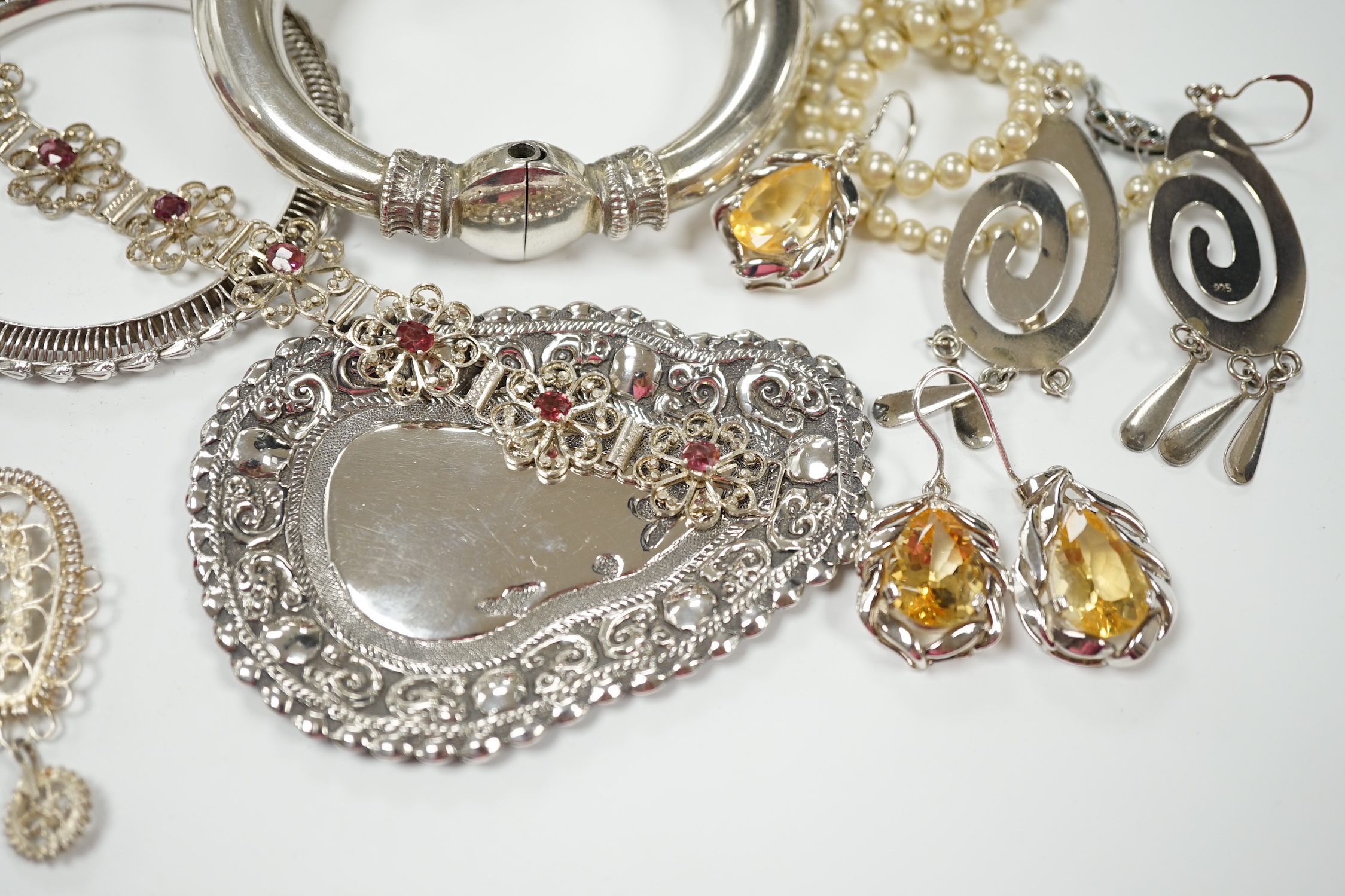 A quantity of assorted white metal jewellery, including bangle, necklace, earrings, etc. - Image 3 of 6