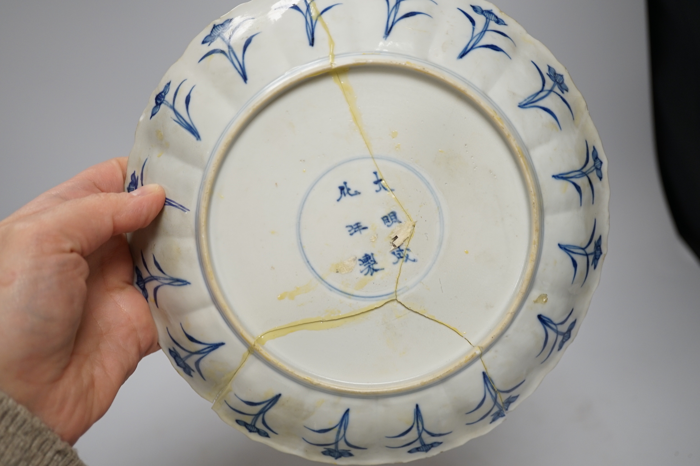 A Chinese blue and white ‘warriors’ bowl, Kangxi mark and period, a similar ‘hunting’ saucer dish, - Image 8 of 8