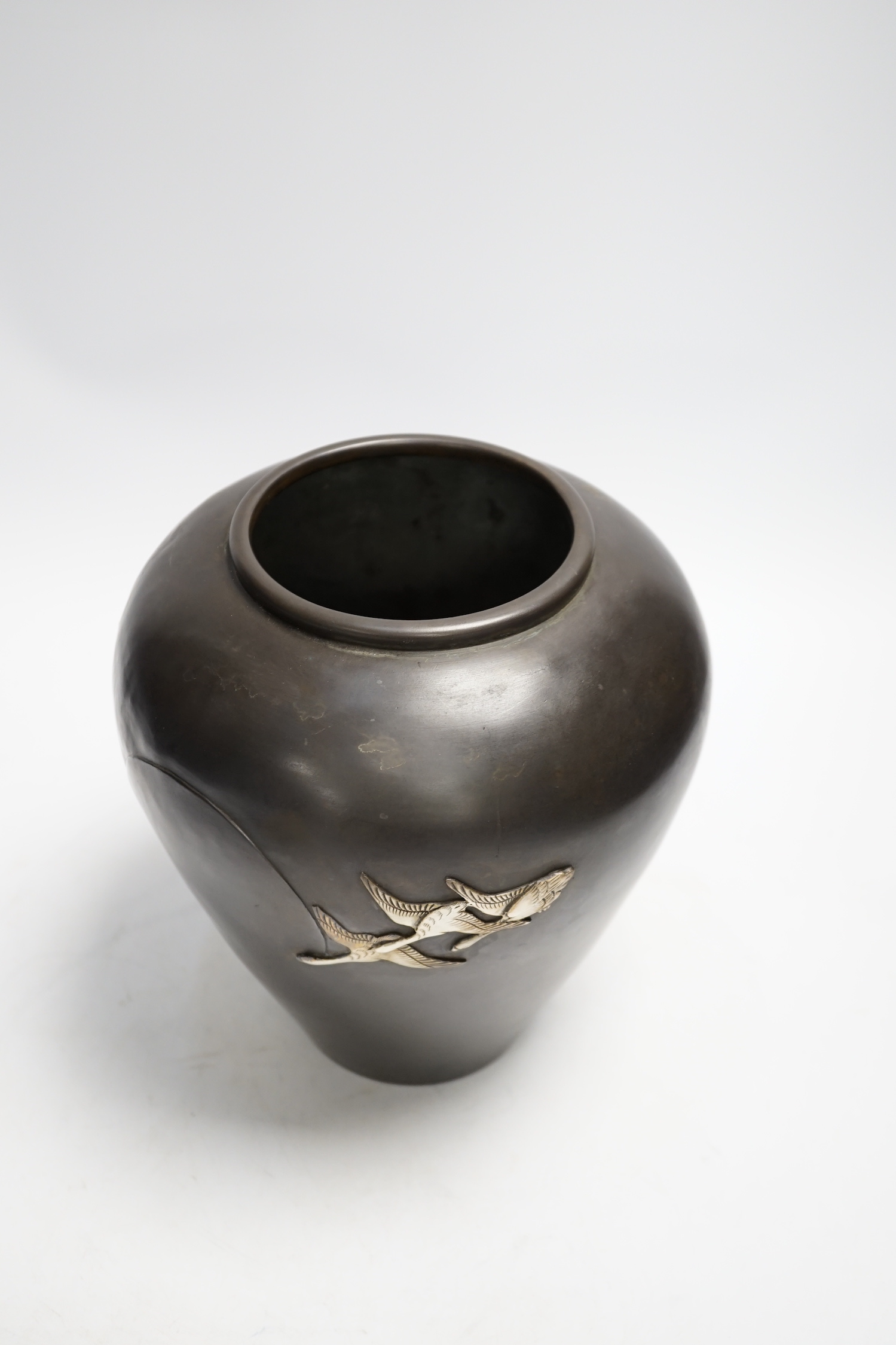 A Japanese white metal overlaid bronze vase, Meiji period, 21cm - Bild 4 aus 5