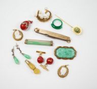 Assorted jewellery, including a 9ct gold mounted penknife(a.f.), an enamelled egg pendant, pair of
