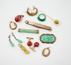 Assorted jewellery, including a 9ct gold mounted penknife(a.f.), an enamelled egg pendant, pair of