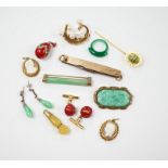 Assorted jewellery, including a 9ct gold mounted penknife(a.f.), an enamelled egg pendant, pair of