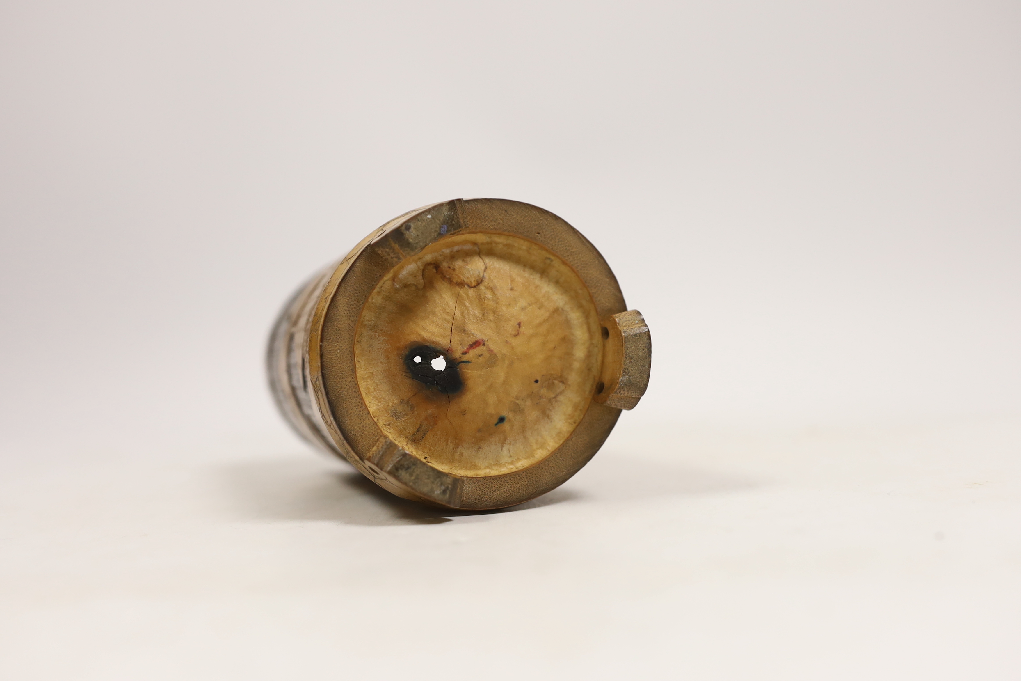 A Japanese bamboo brushpot carved with mountains and pagodas, 13cm high - Bild 4 aus 4