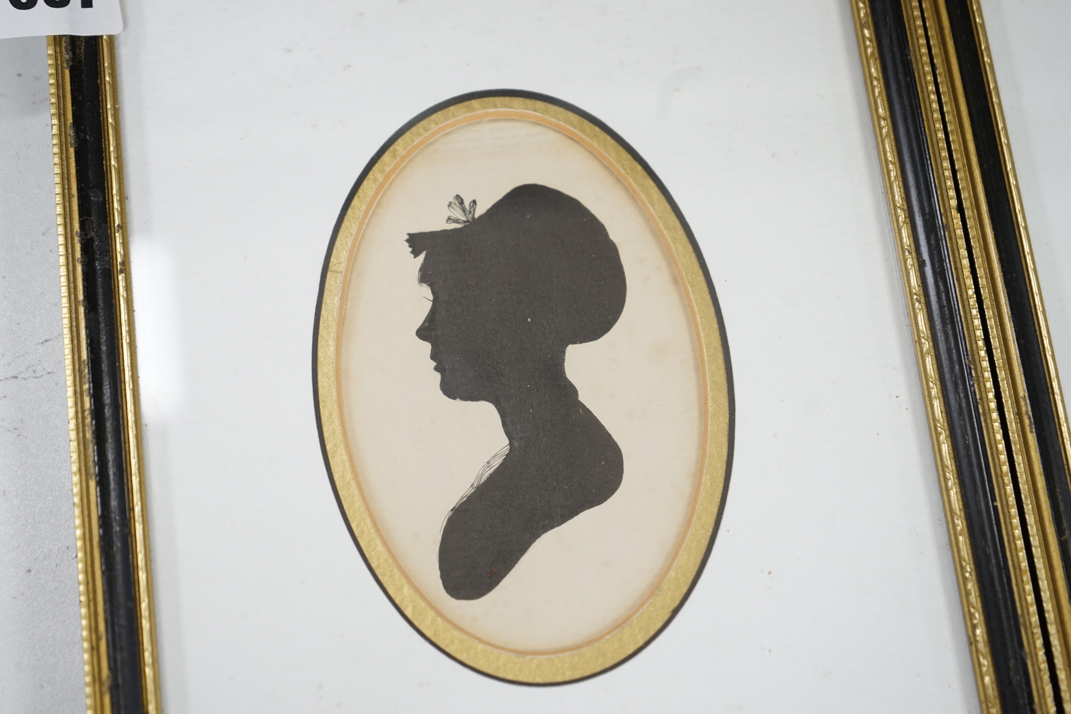 A pair of Georgian oval painted silhouette portraits, lady and gentleman, 10 x 6.5cm - Bild 2 aus 3