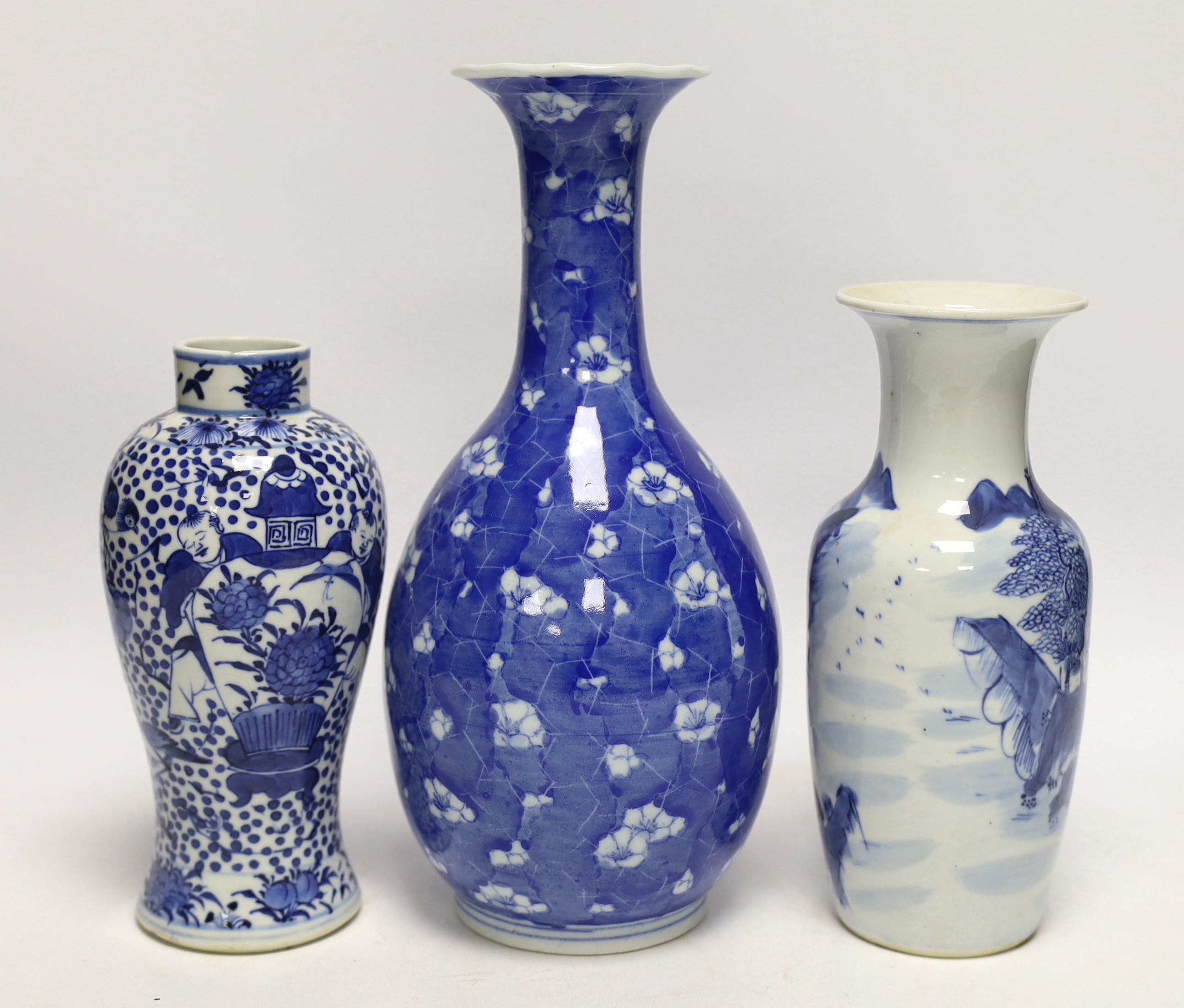 Seven Chinese or Japanese blue and white vases, late 19th/early 20th century, largest 27cm high - Bild 4 aus 6