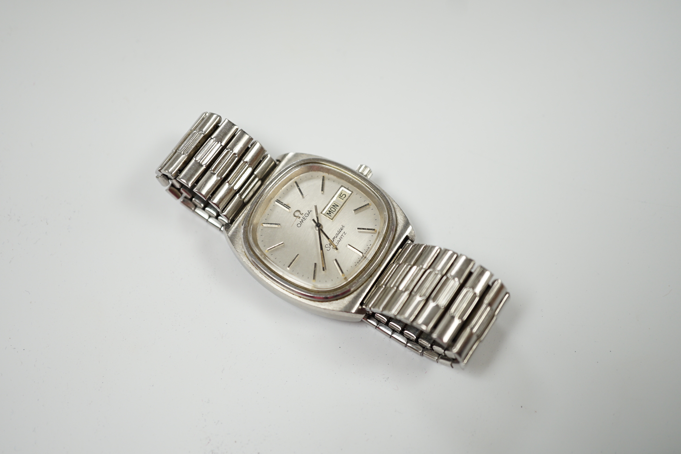 A gentleman's 1980's stainless steel Omega Seamaster quartz wrist watch, with day date aperture, - Image 3 of 7