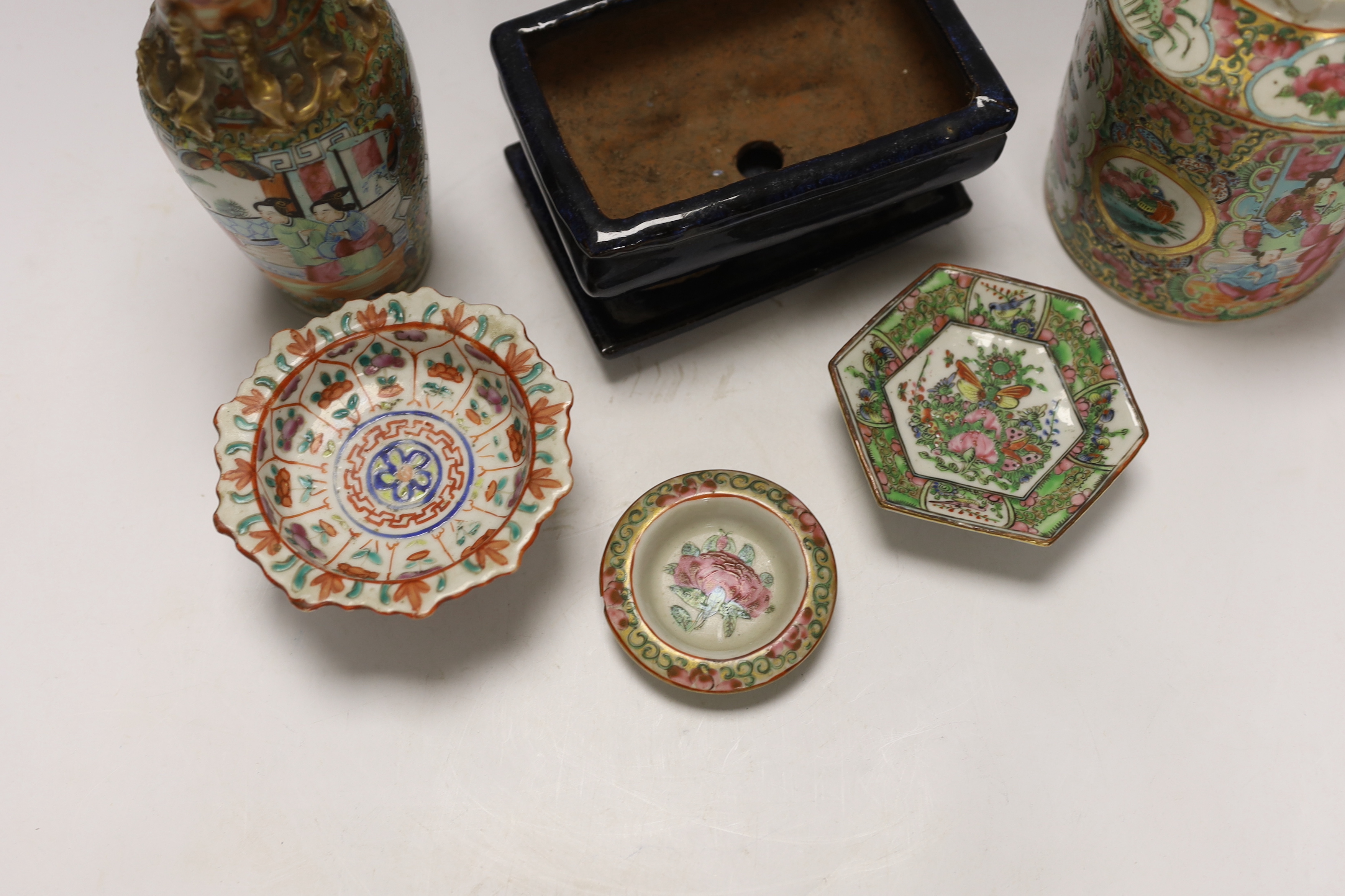 Five Chinese ceramic Meiji items; a teapot, 13.5cm, three small dishes and a planter - Bild 2 aus 7