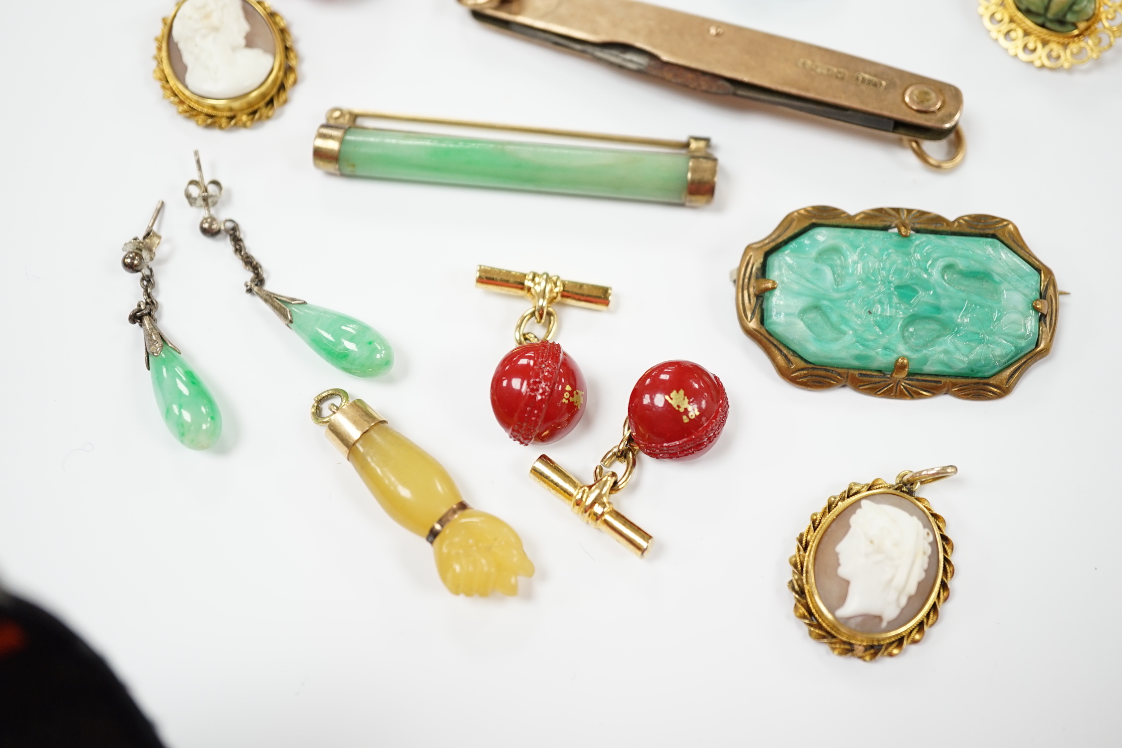 Assorted jewellery, including a 9ct gold mounted penknife(a.f.), an enamelled egg pendant, pair of - Image 4 of 7