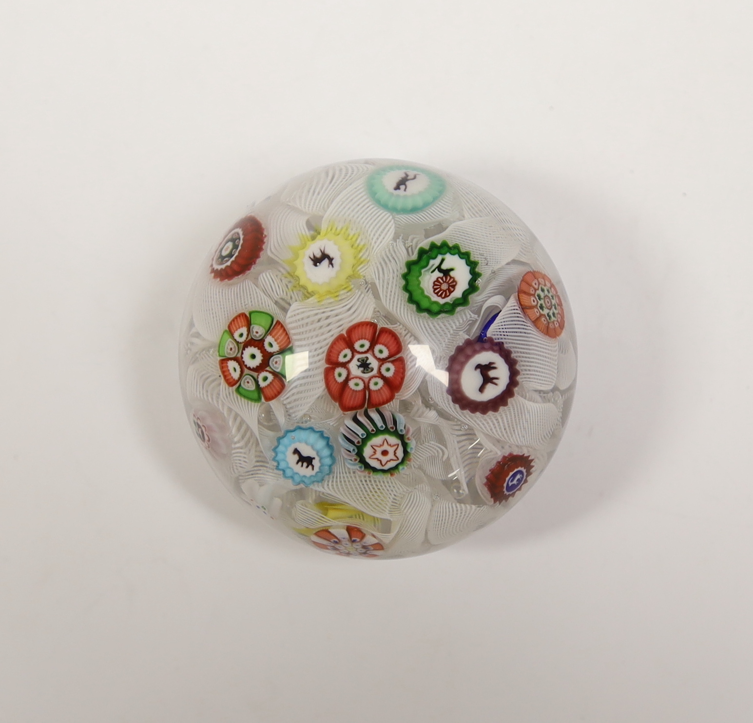 A Baccarat glass paperweight with scattered silhouette and other canes on a quilted latticino - Bild 6 aus 8