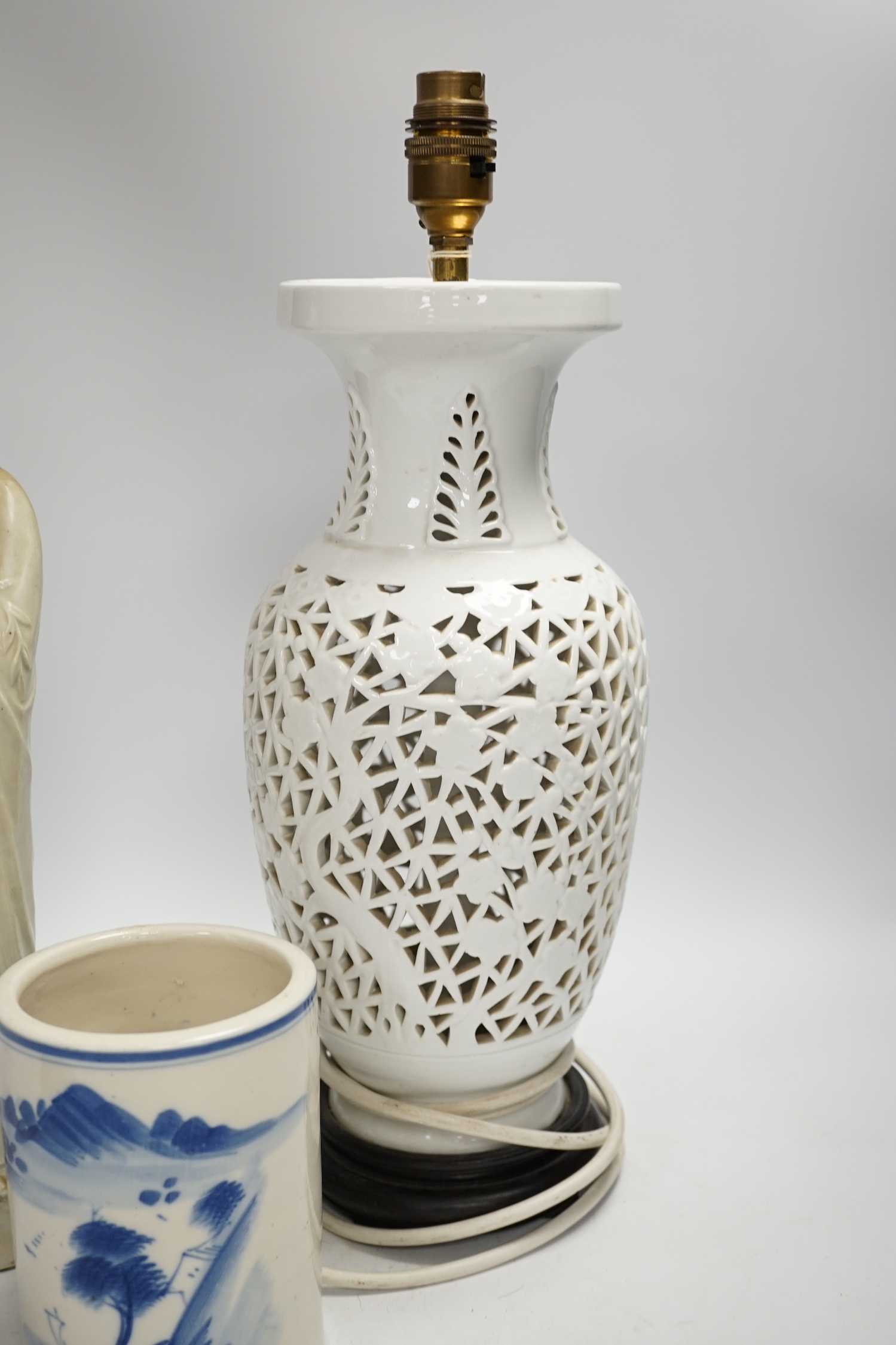 Chinese ceramics comprising blue and white brush washer, a blanc de chine pierced table lamp and - Image 4 of 5