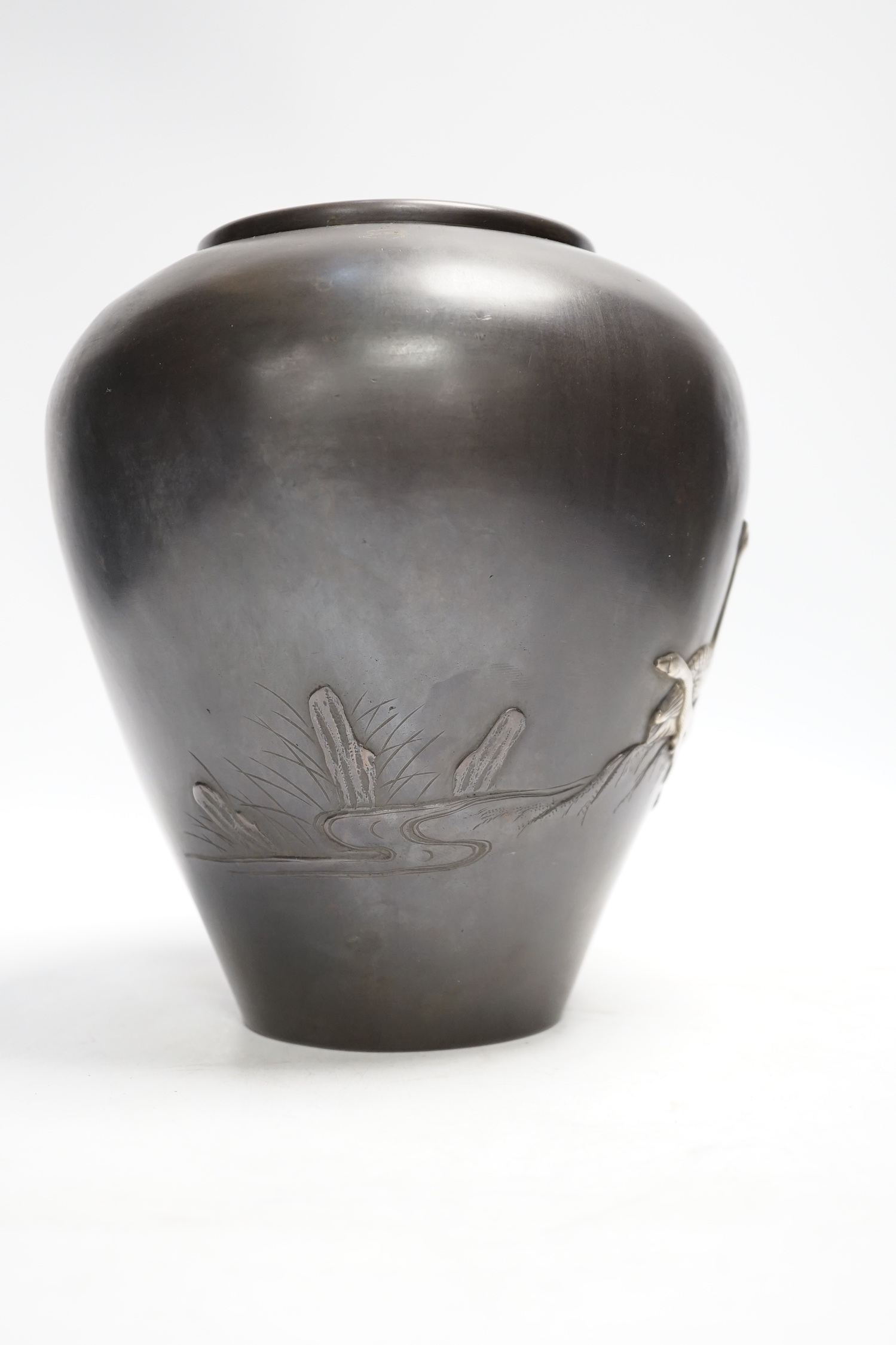 A Japanese white metal overlaid bronze vase, Meiji period, 21cm - Bild 2 aus 5