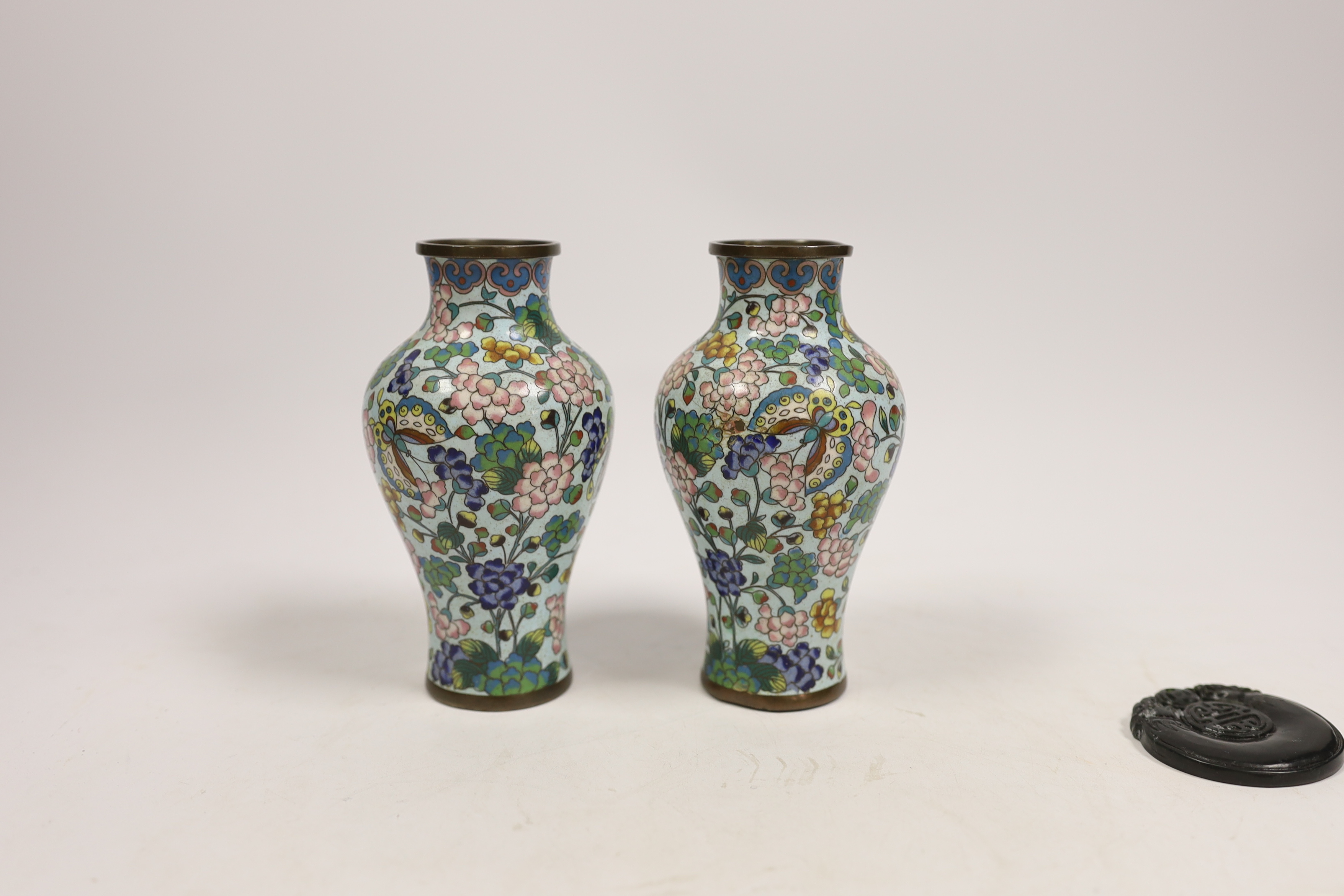 A pair of Chinese cloisonné enamel vases, 12.5cm, a lacquered box with mother of pearl inlay, a - Image 4 of 4