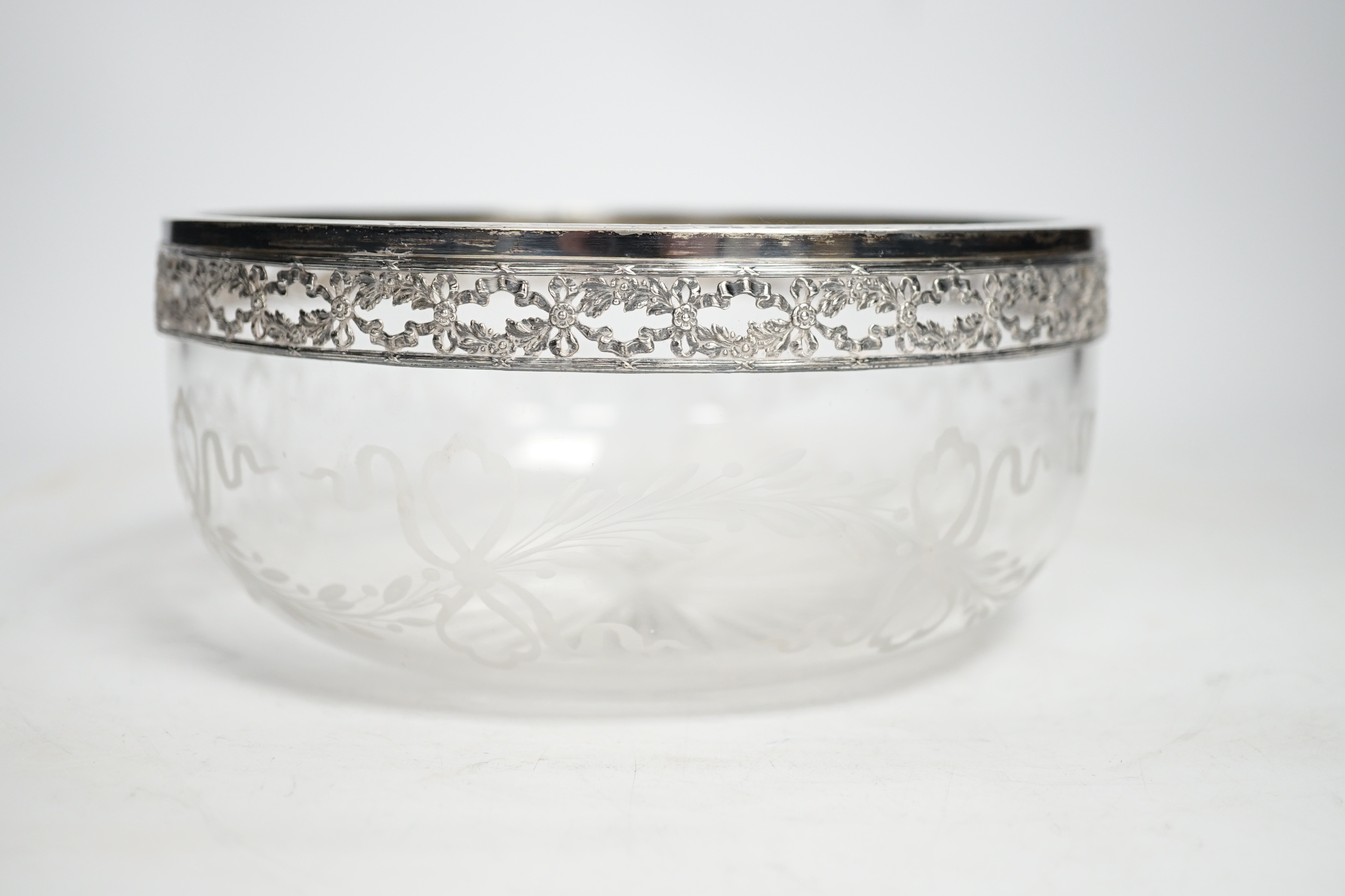 A white metal mounted etched glass bowl, 18cm - Bild 2 aus 4