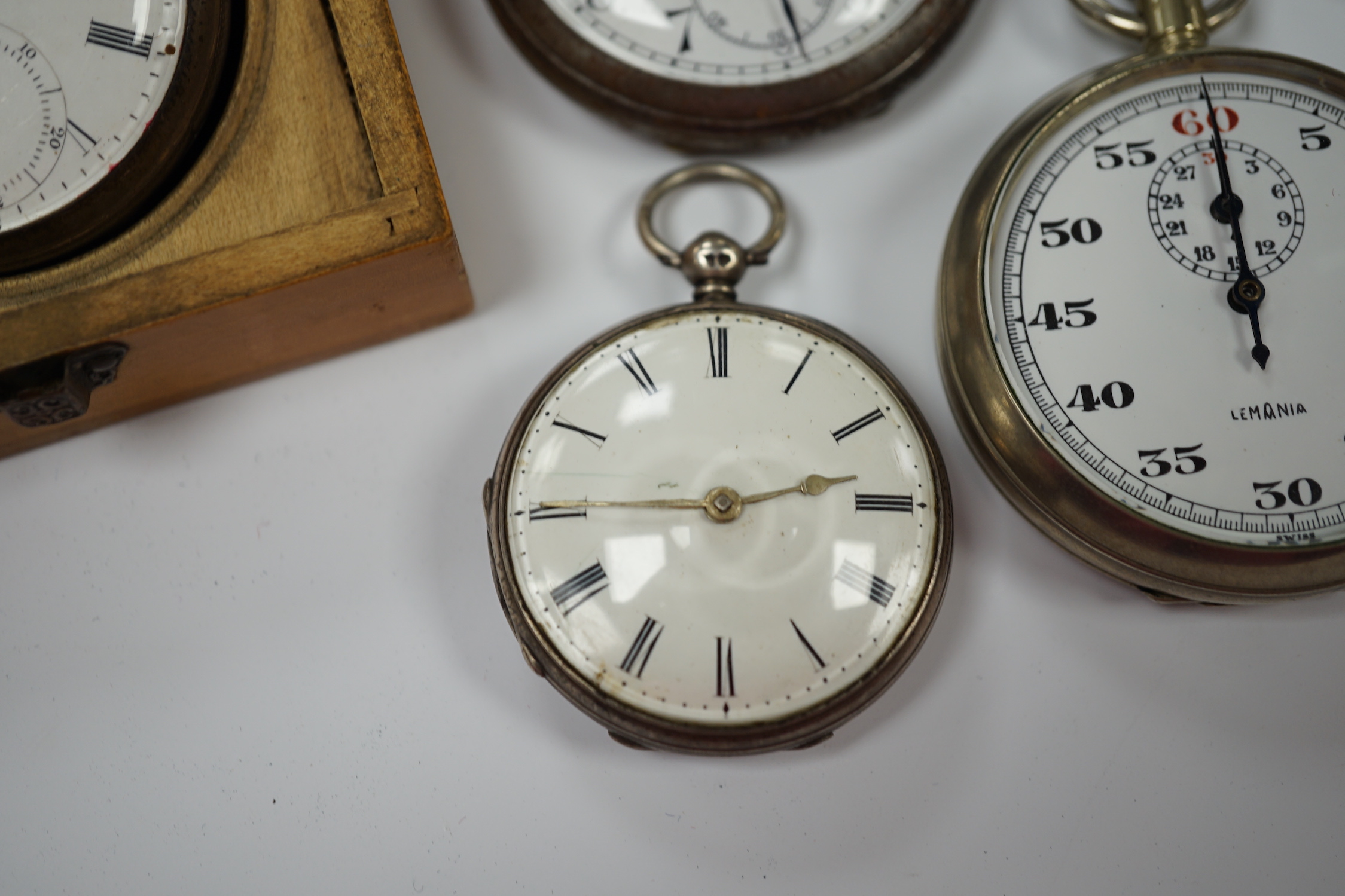 A Victorian silver open faced pocket watch, a silver fob watch, one other base metal pocket watch - Bild 4 aus 7