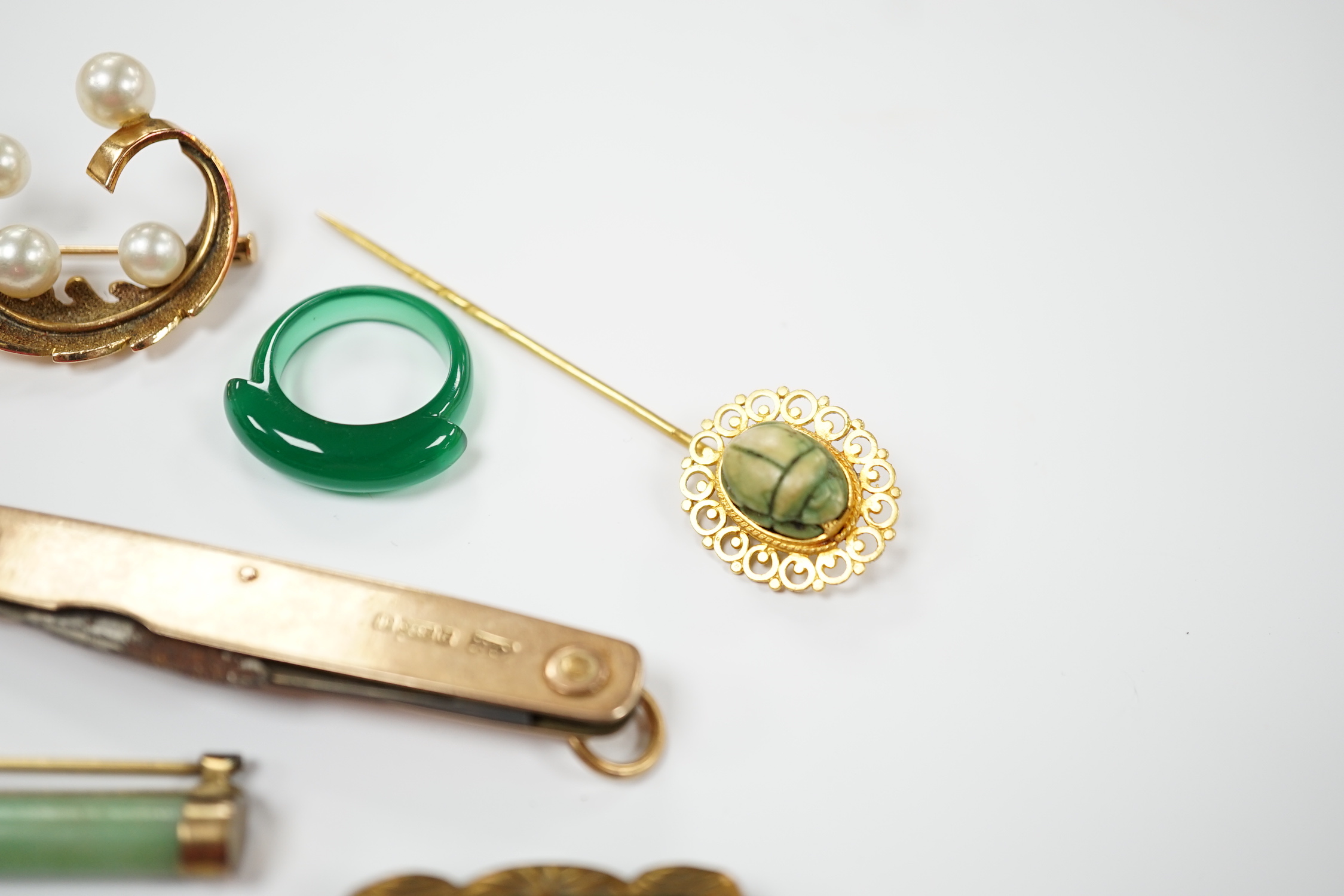 Assorted jewellery, including a 9ct gold mounted penknife(a.f.), an enamelled egg pendant, pair of - Image 6 of 7