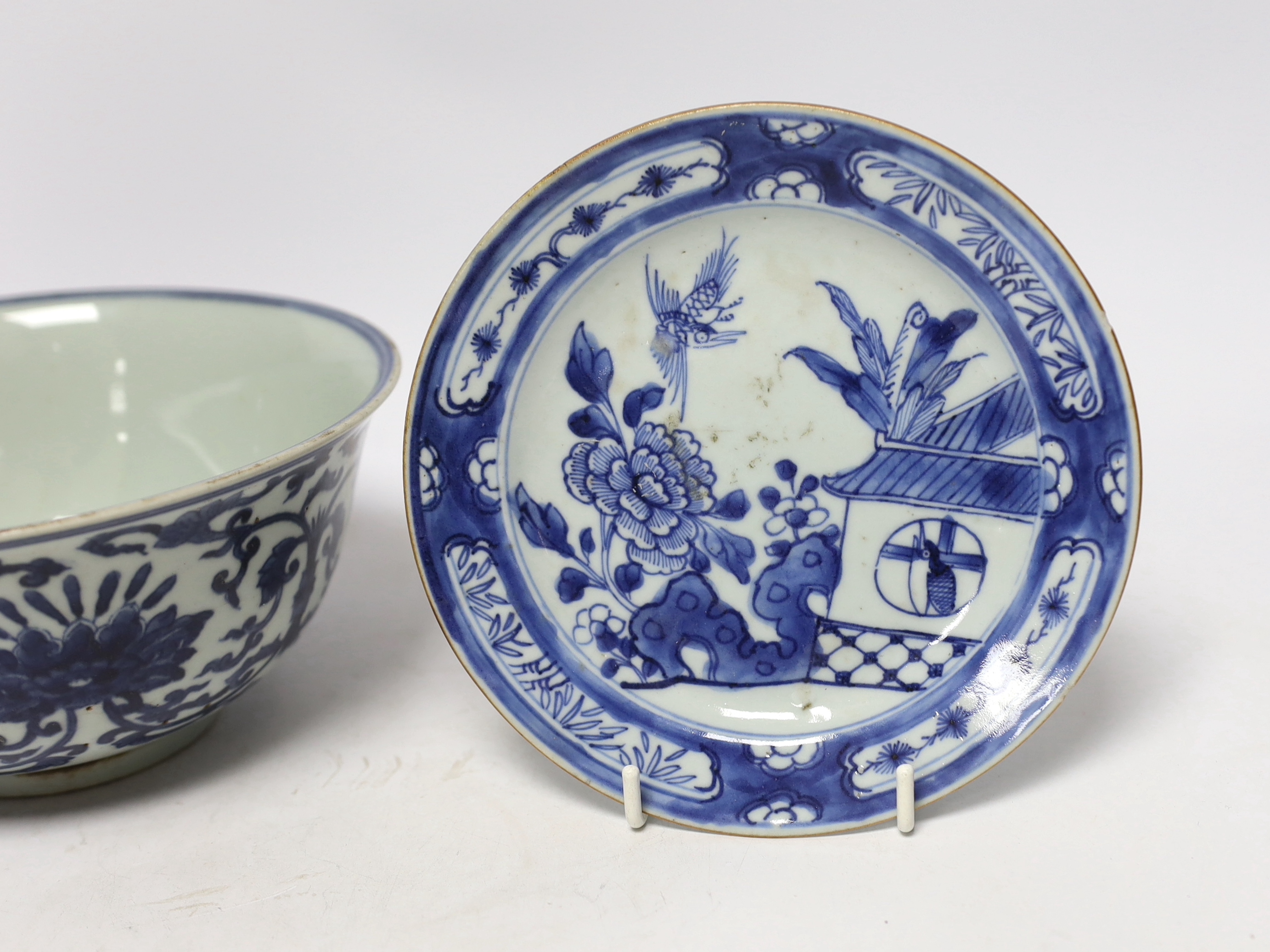 An 18th century Chinese blue and white dish together with a blue and white bowl, 19cm - Image 2 of 4