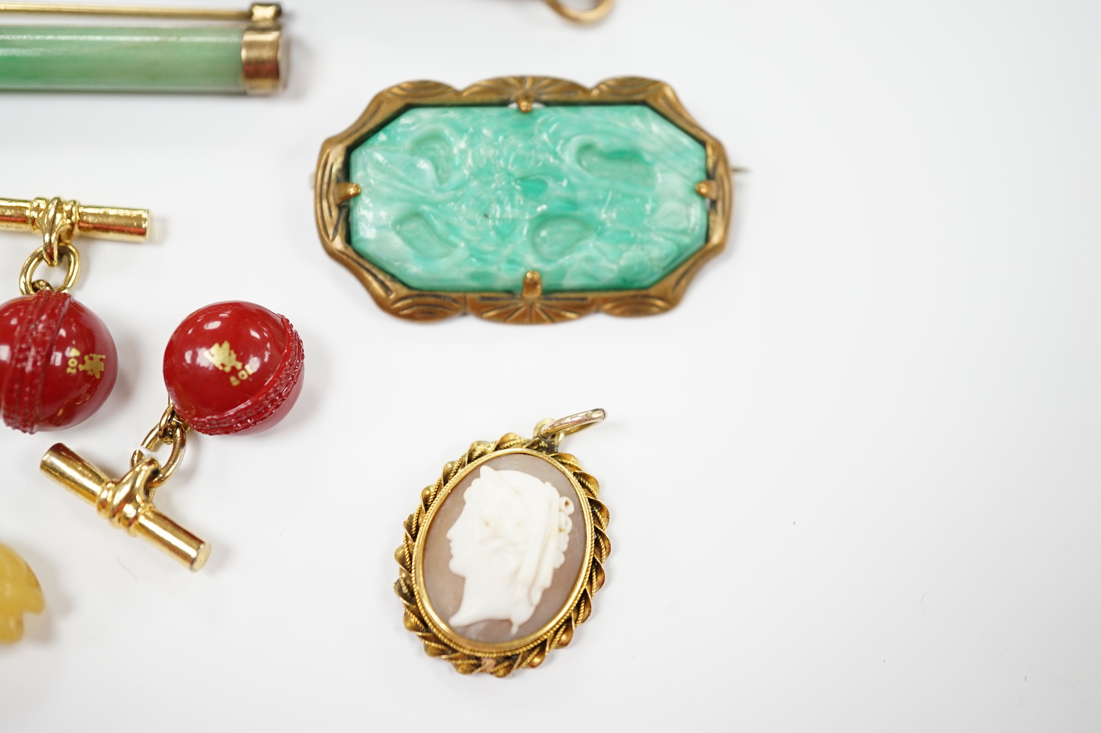 Assorted jewellery, including a 9ct gold mounted penknife(a.f.), an enamelled egg pendant, pair of - Image 7 of 7