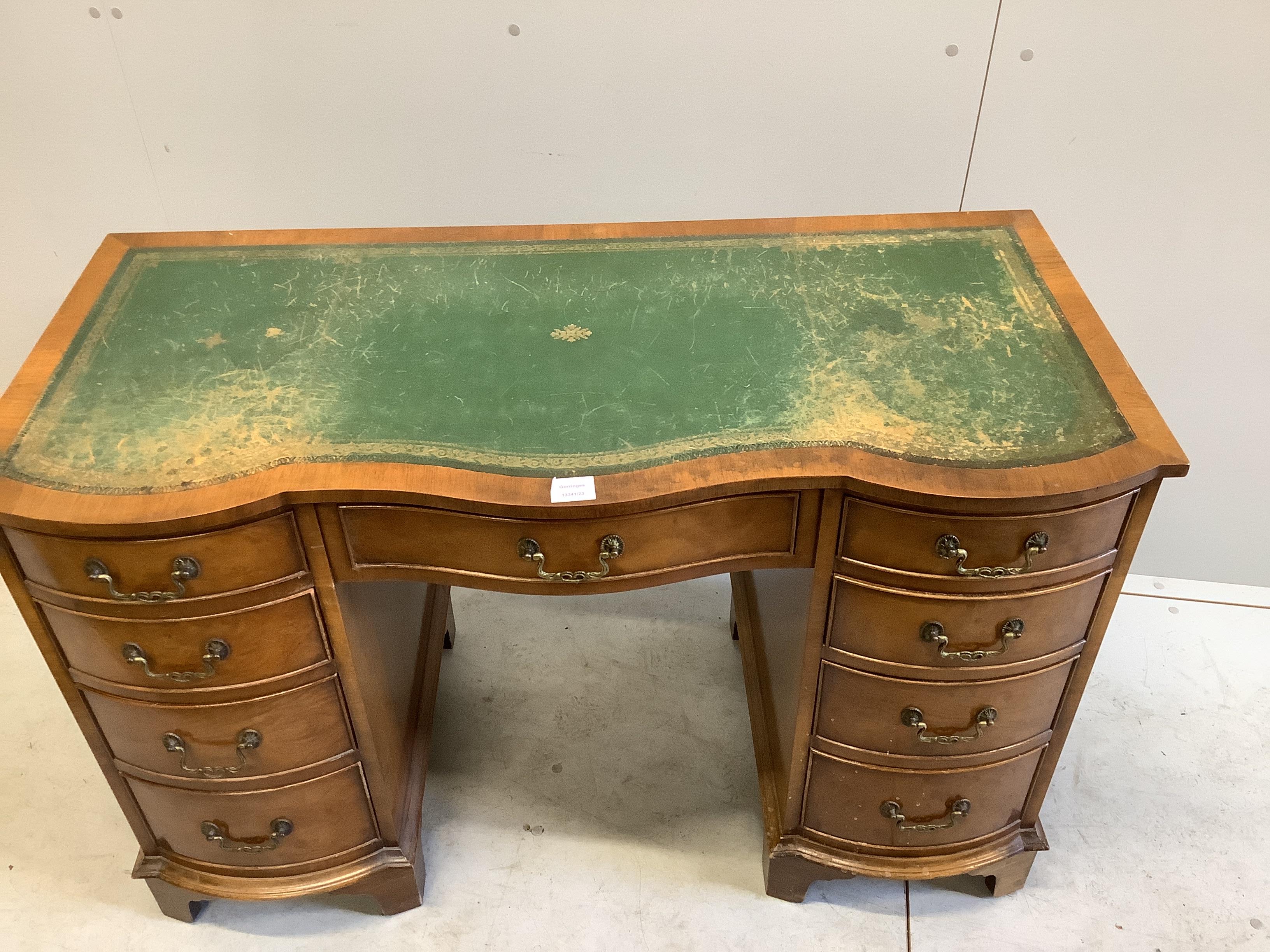 A reproduction walnut serpentine kneehole desk, width 115cm, depth 53cm, height 75cm - Bild 2 aus 2