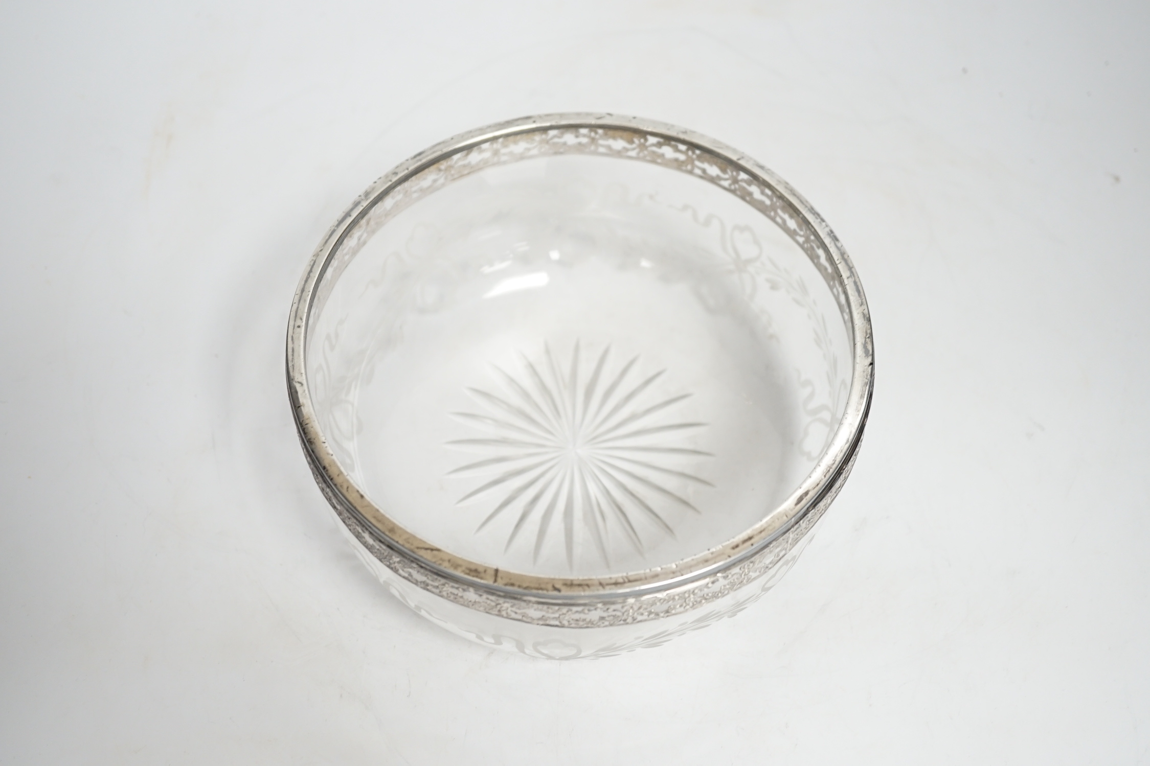 A white metal mounted etched glass bowl, 18cm - Bild 4 aus 4