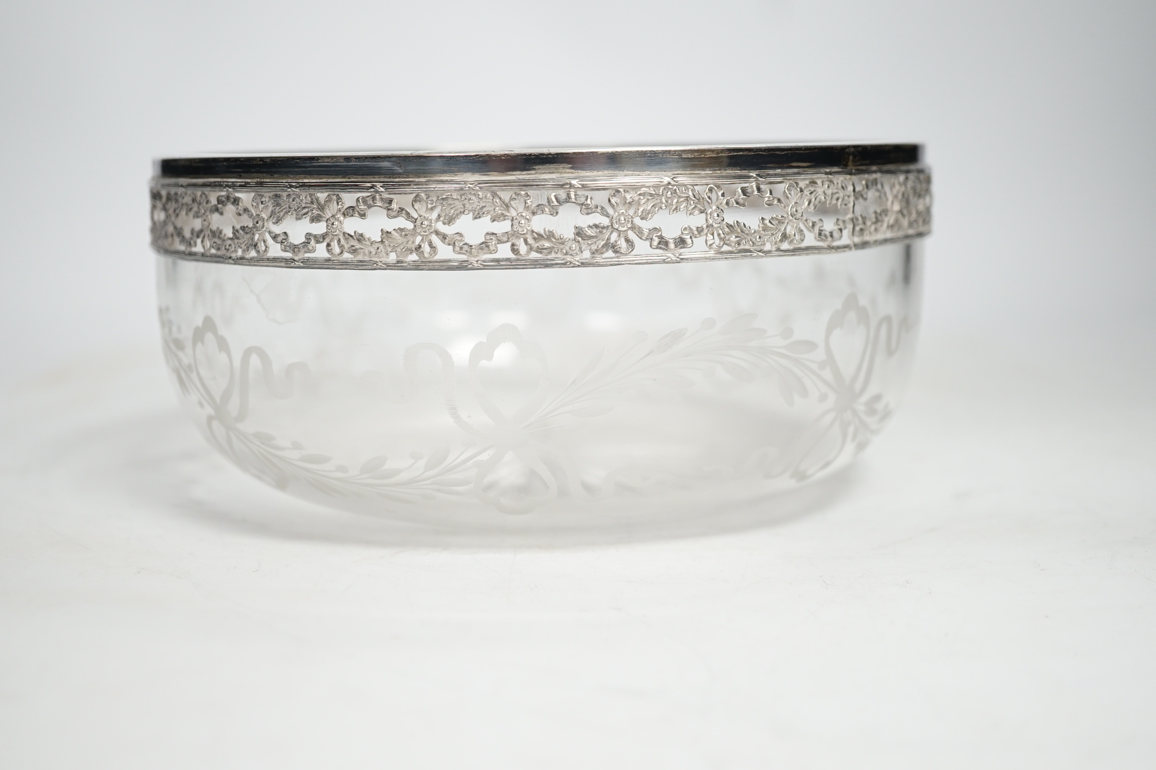 A white metal mounted etched glass bowl, 18cm - Bild 3 aus 4