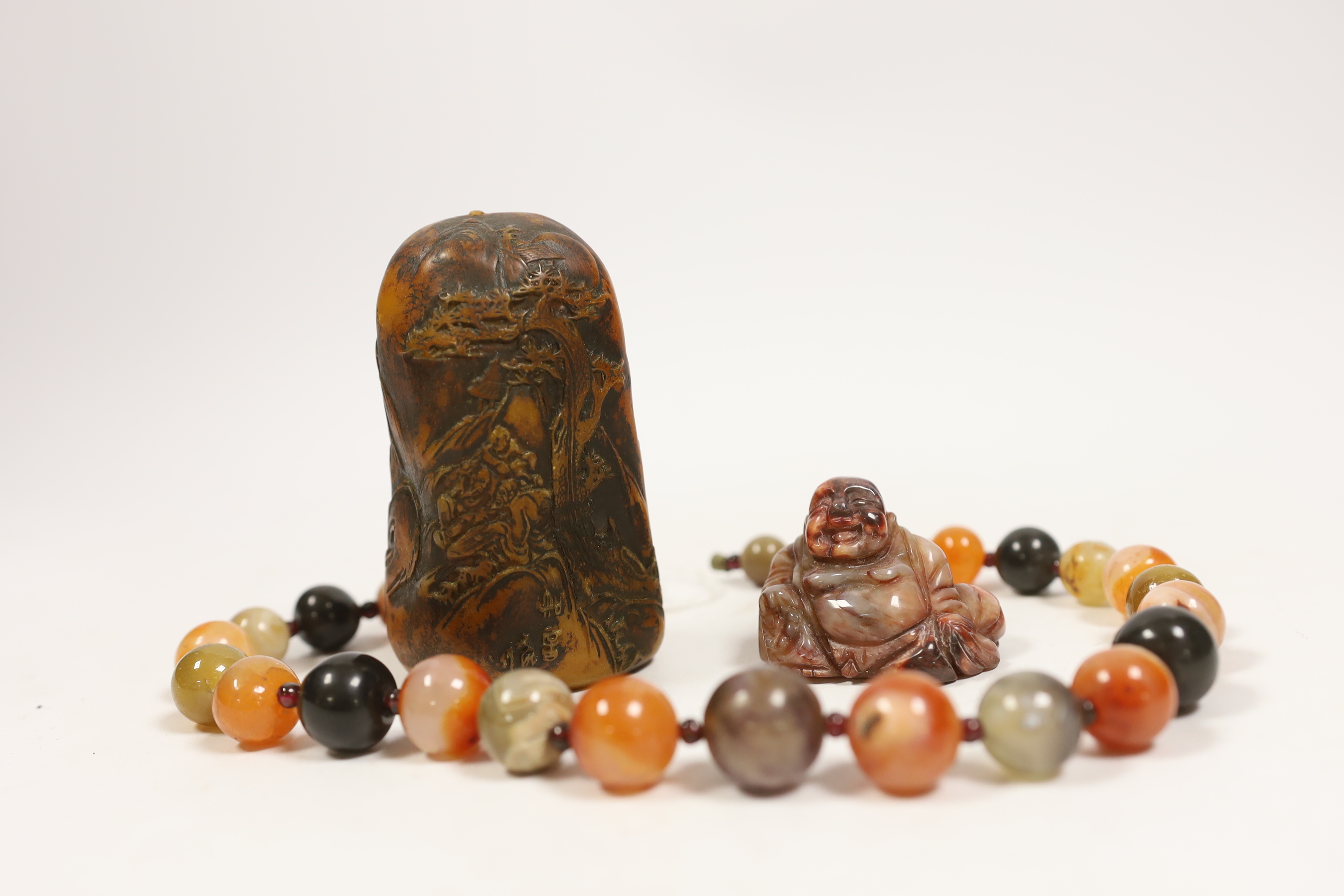 An agate bead necklace, a Chinese soapstone seal and a miniature carved agate Buddha, 4cm - Image 3 of 4