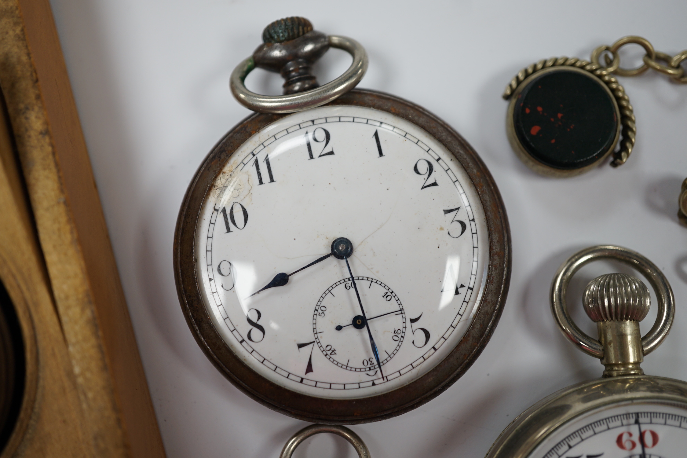 A Victorian silver open faced pocket watch, a silver fob watch, one other base metal pocket watch - Bild 3 aus 7