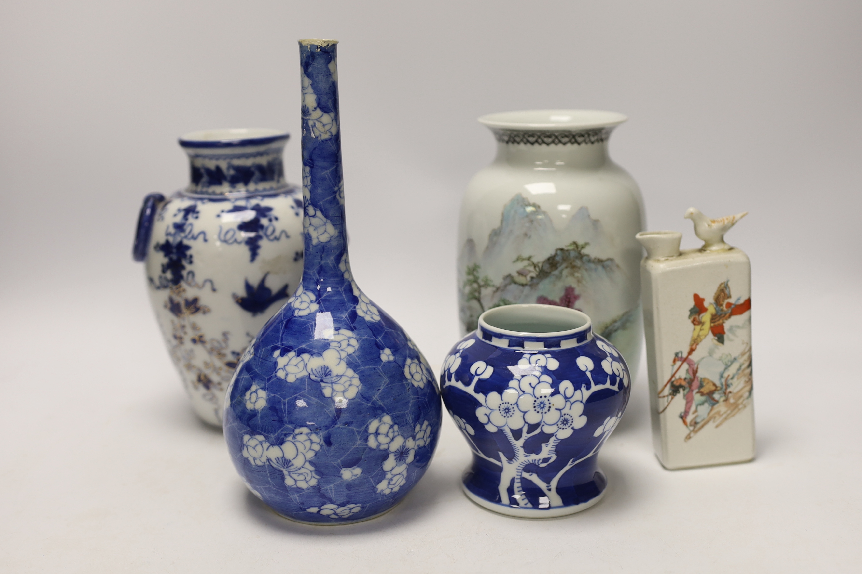 A collection of Chinese and Japanese ceramics, including a blue and white prunus flower baluster - Bild 4 aus 7