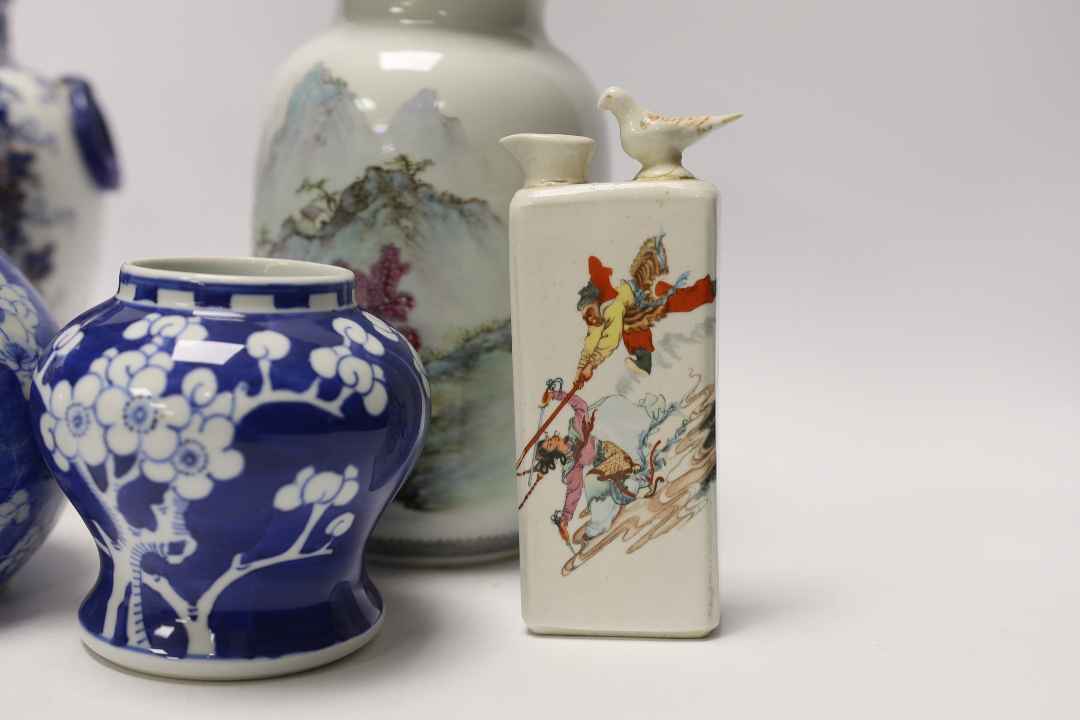 A collection of Chinese and Japanese ceramics, including a blue and white prunus flower baluster - Bild 5 aus 7