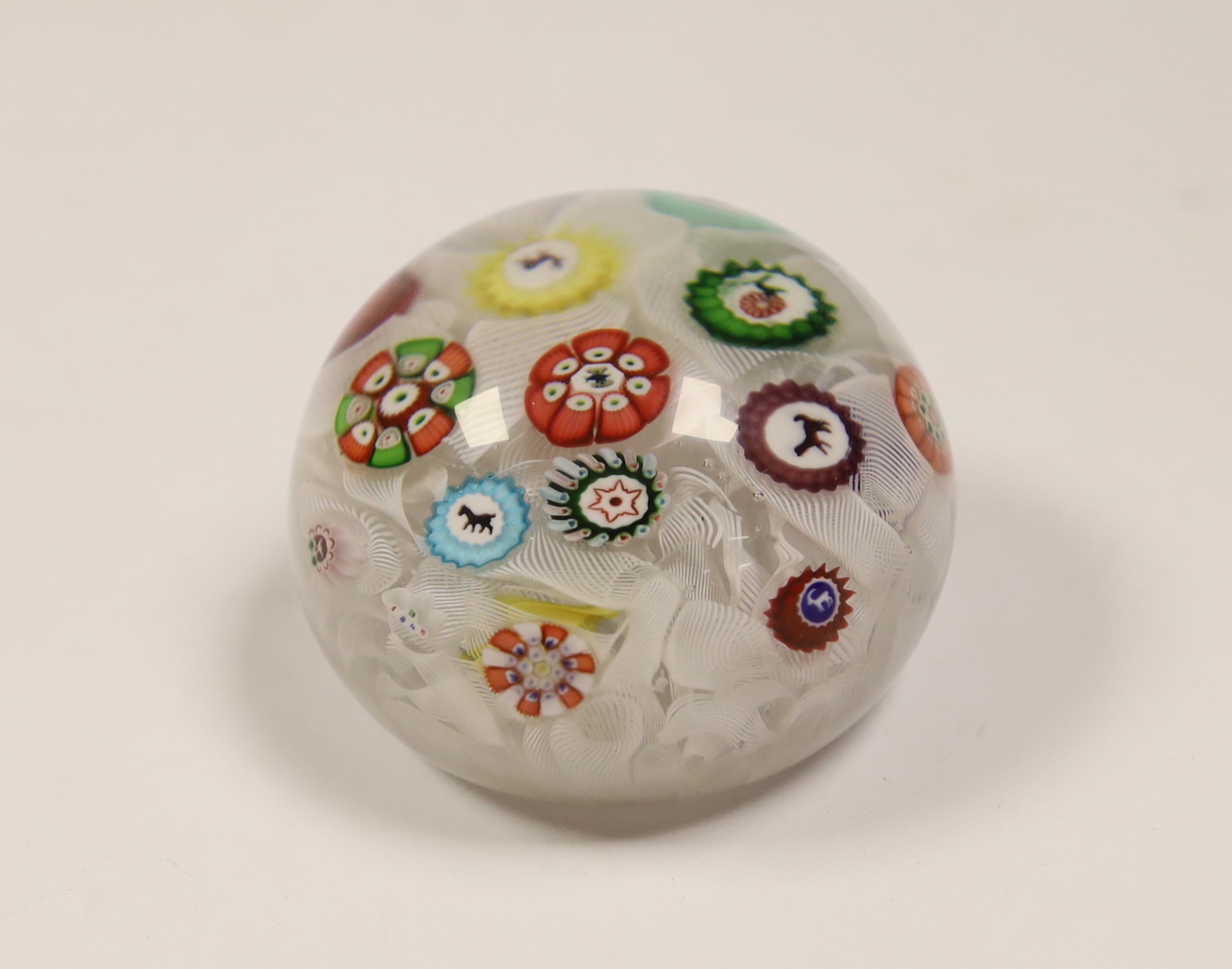 A Baccarat glass paperweight with scattered silhouette and other canes on a quilted latticino - Bild 7 aus 8