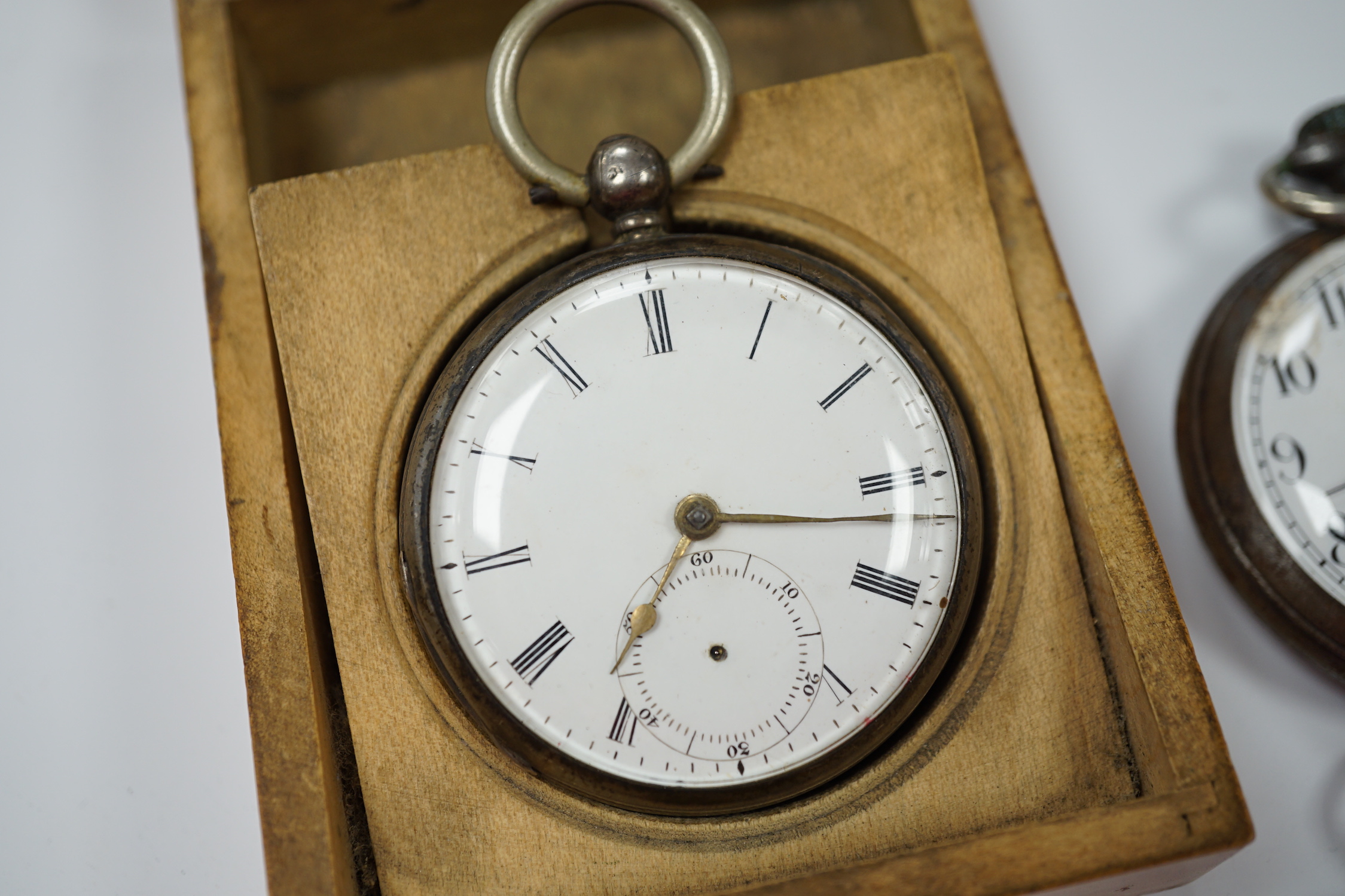 A Victorian silver open faced pocket watch, a silver fob watch, one other base metal pocket watch - Bild 2 aus 7