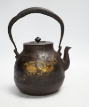 A Japanese iron tetsubin kettle with gilt decoration, 21cm