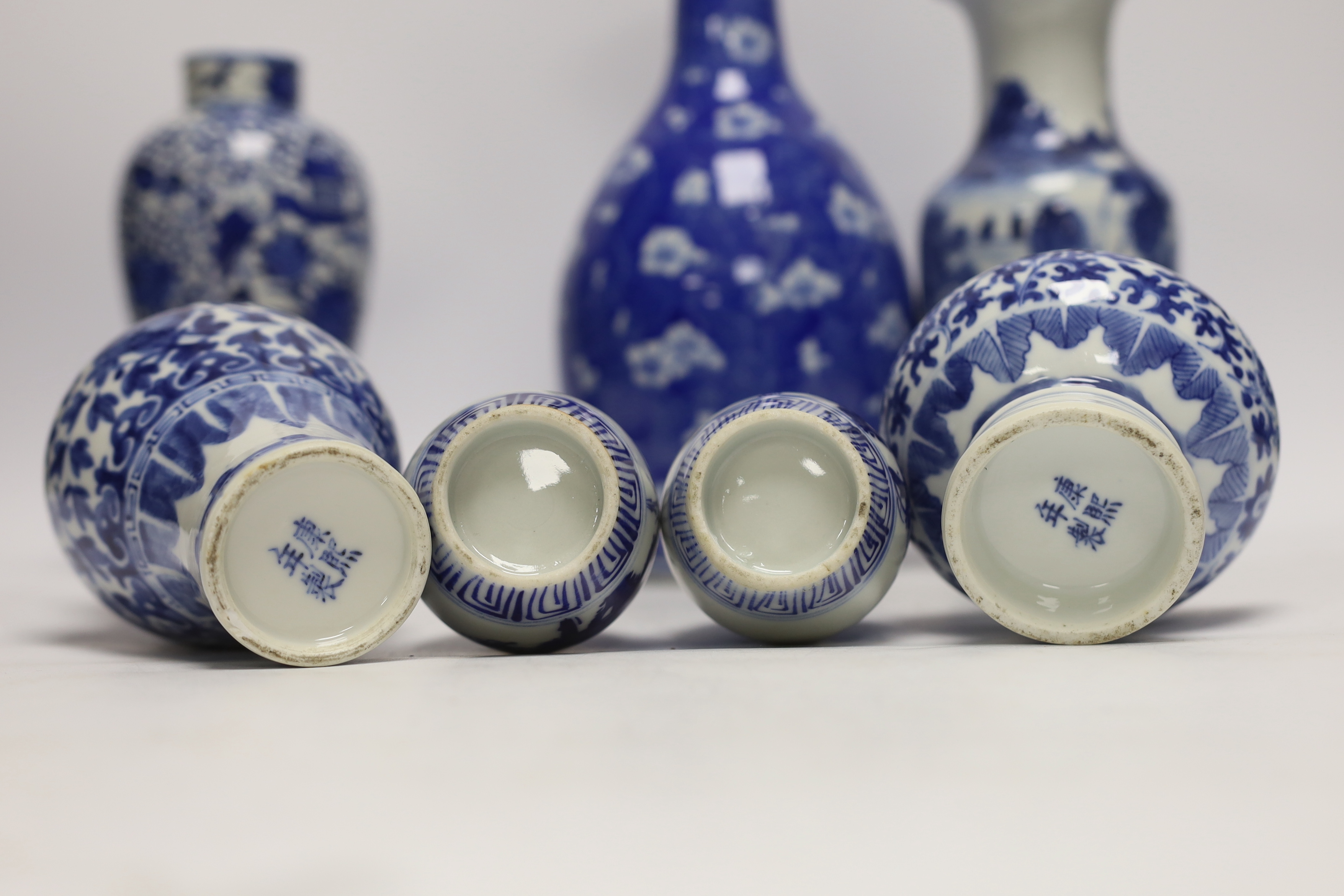 Seven Chinese or Japanese blue and white vases, late 19th/early 20th century, largest 27cm high - Bild 3 aus 6