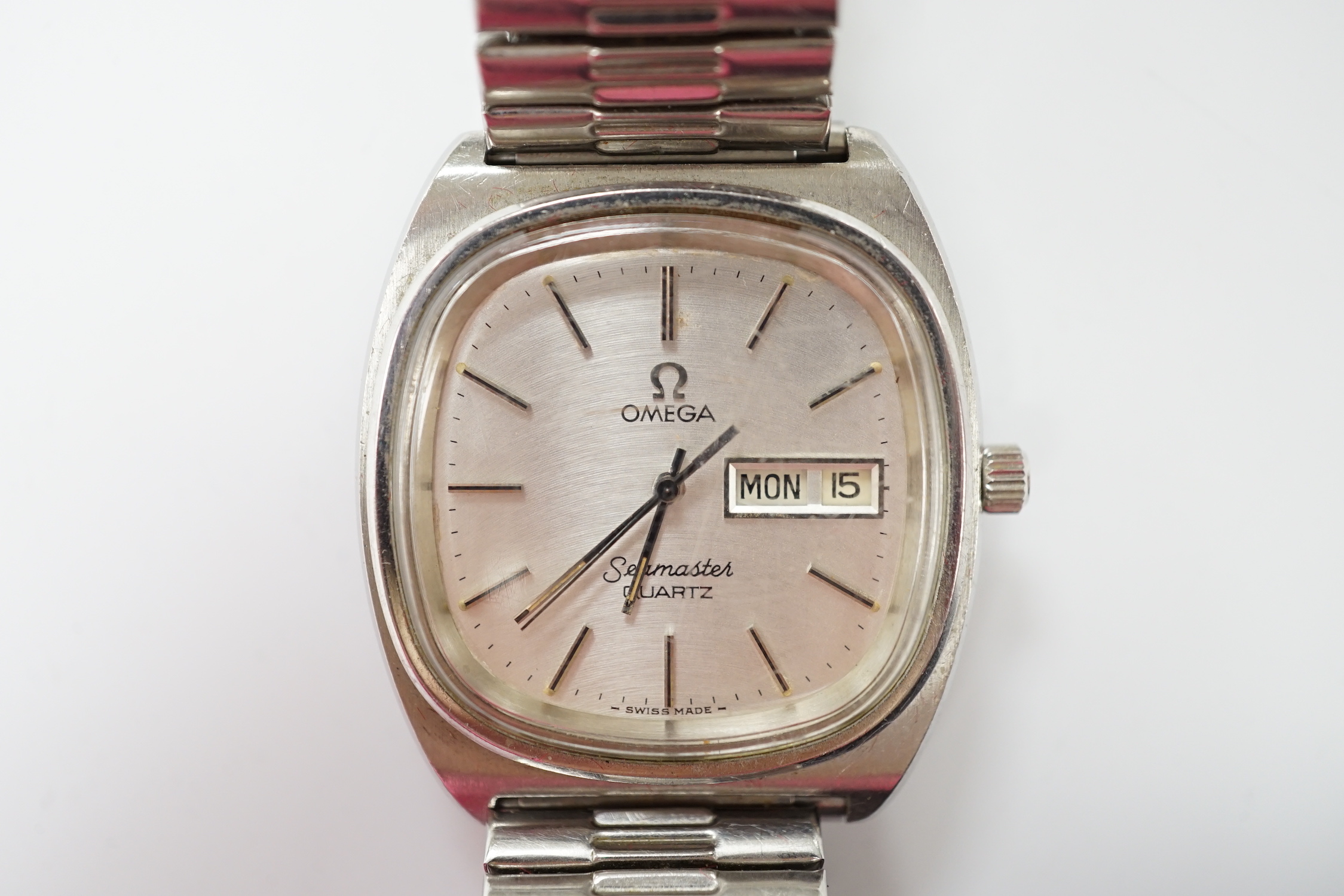 A gentleman's 1980's stainless steel Omega Seamaster quartz wrist watch, with day date aperture, - Image 2 of 7