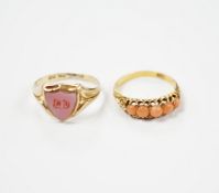 An early 20th century 18ct and graduated five stone split coral bead set half hoop ring, size O