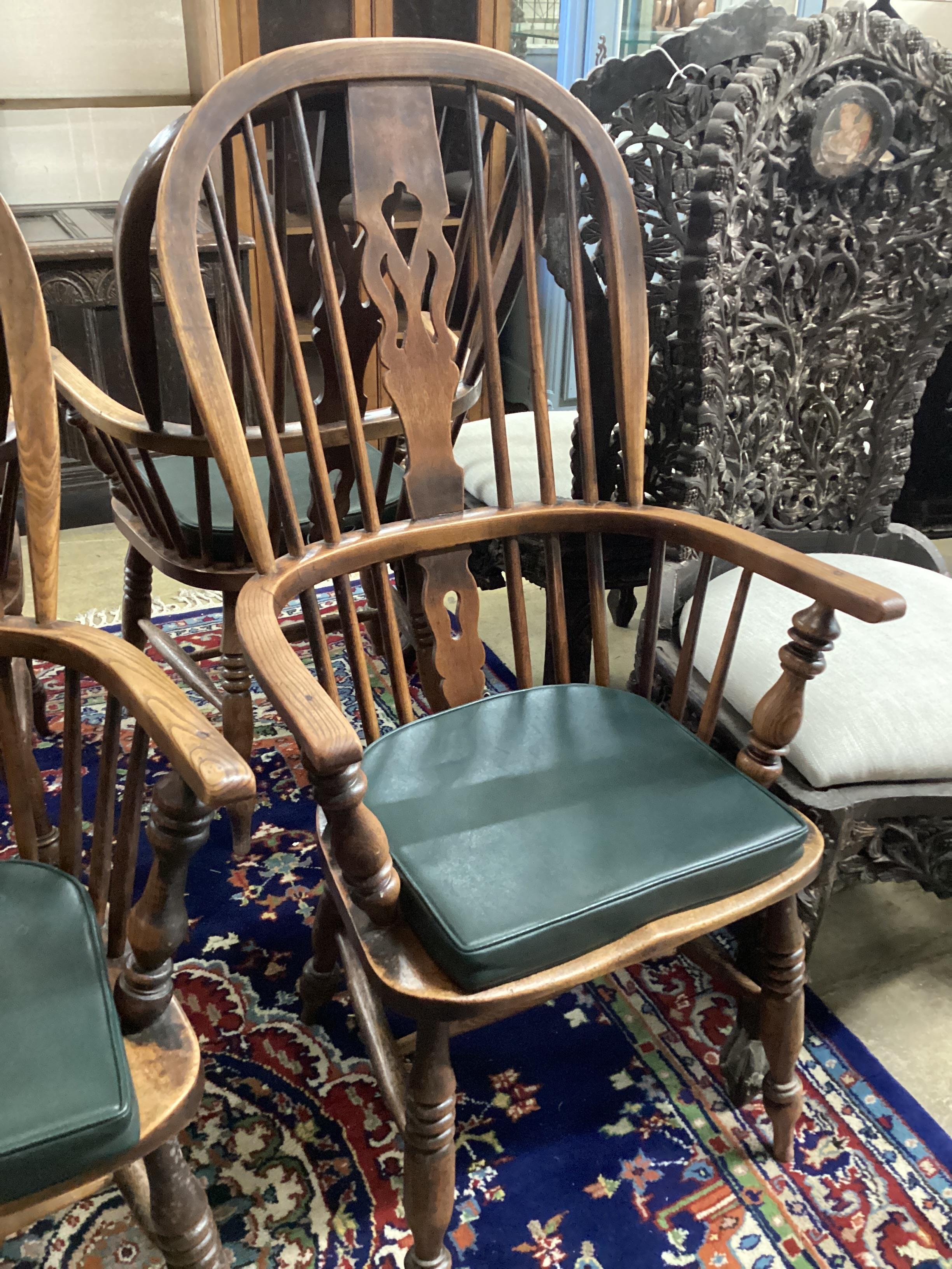 A set of six 19th century ash and elm Windsor armchairs with H stretchers and later leatherette - Bild 4 aus 4