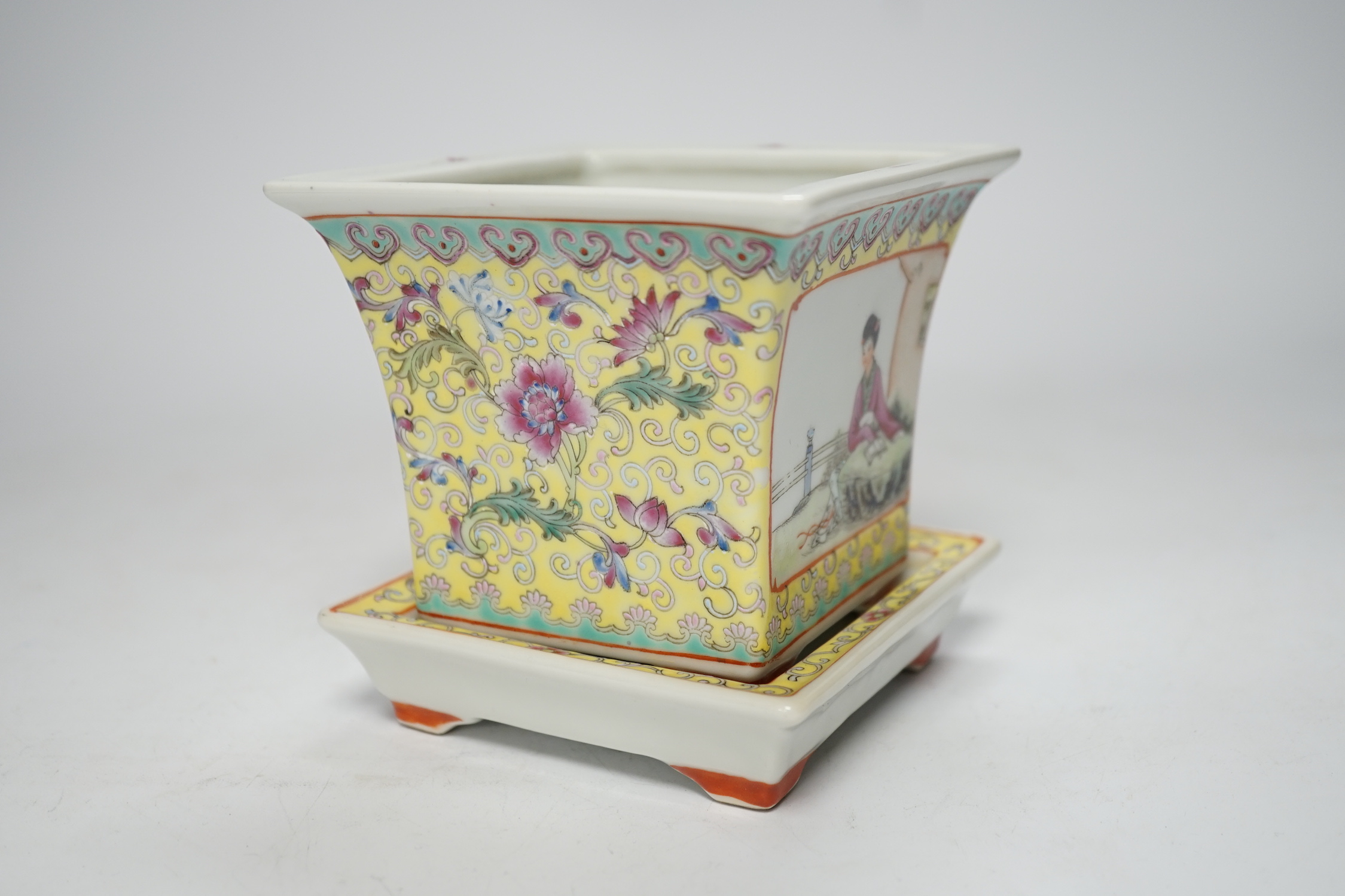 A Chinese yellow ground famille rose planter and underdish, Qianlong mark, Republic period, 11.5cm - Image 2 of 7