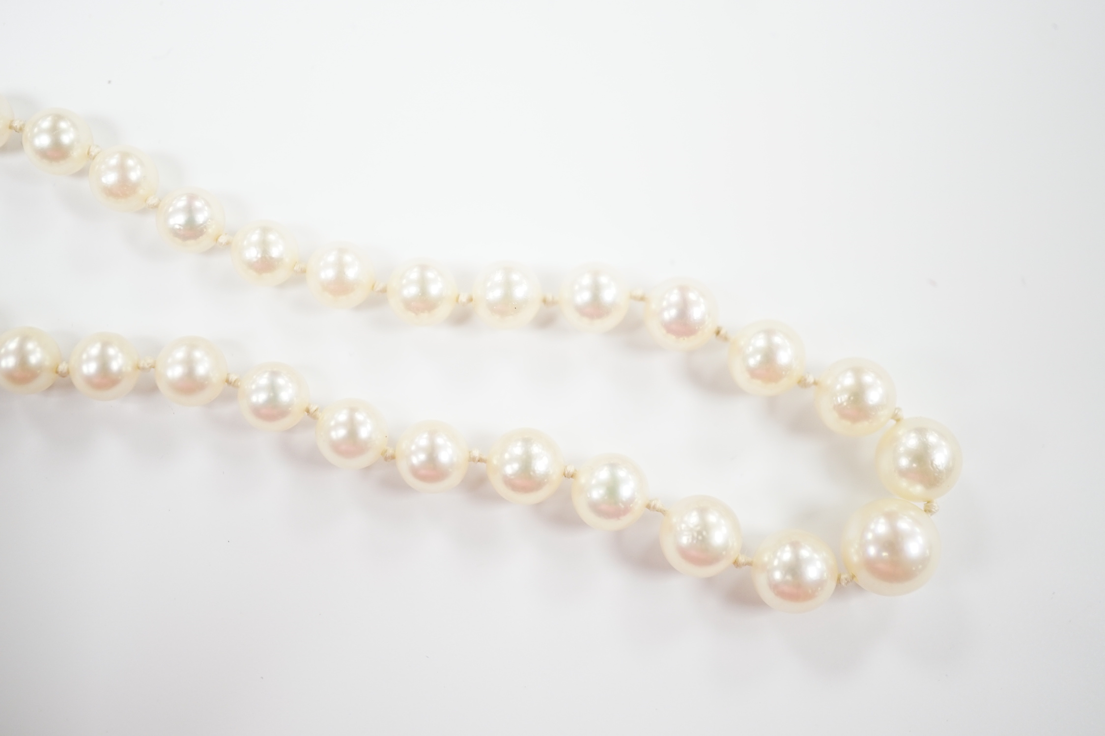 A single strand graduated cultured pearl necklace, with single stone diamond chip set 9ct white - Image 4 of 4