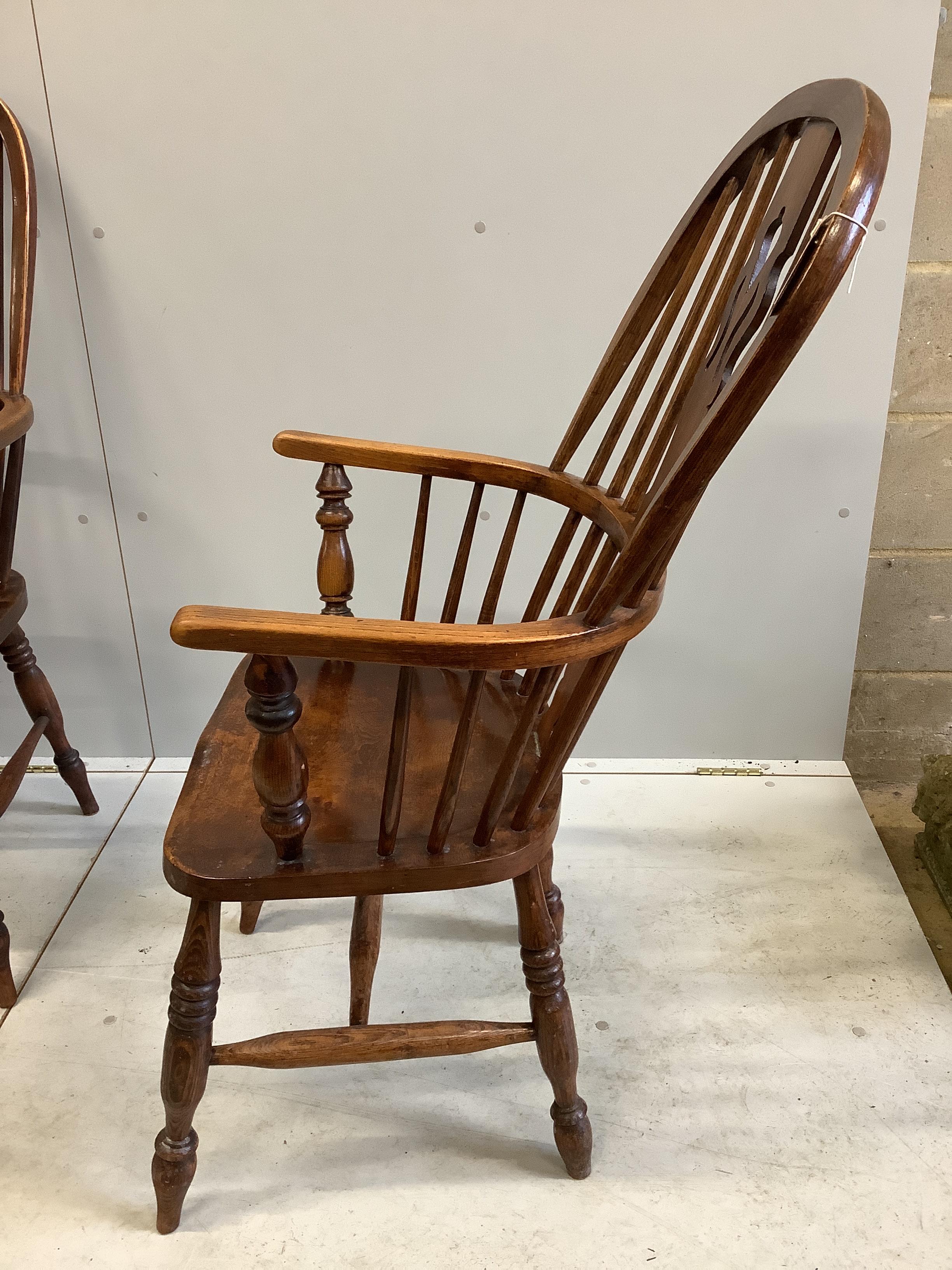 A set of six 19th century ash and elm Windsor armchairs with H stretchers and later leatherette - Bild 3 aus 4